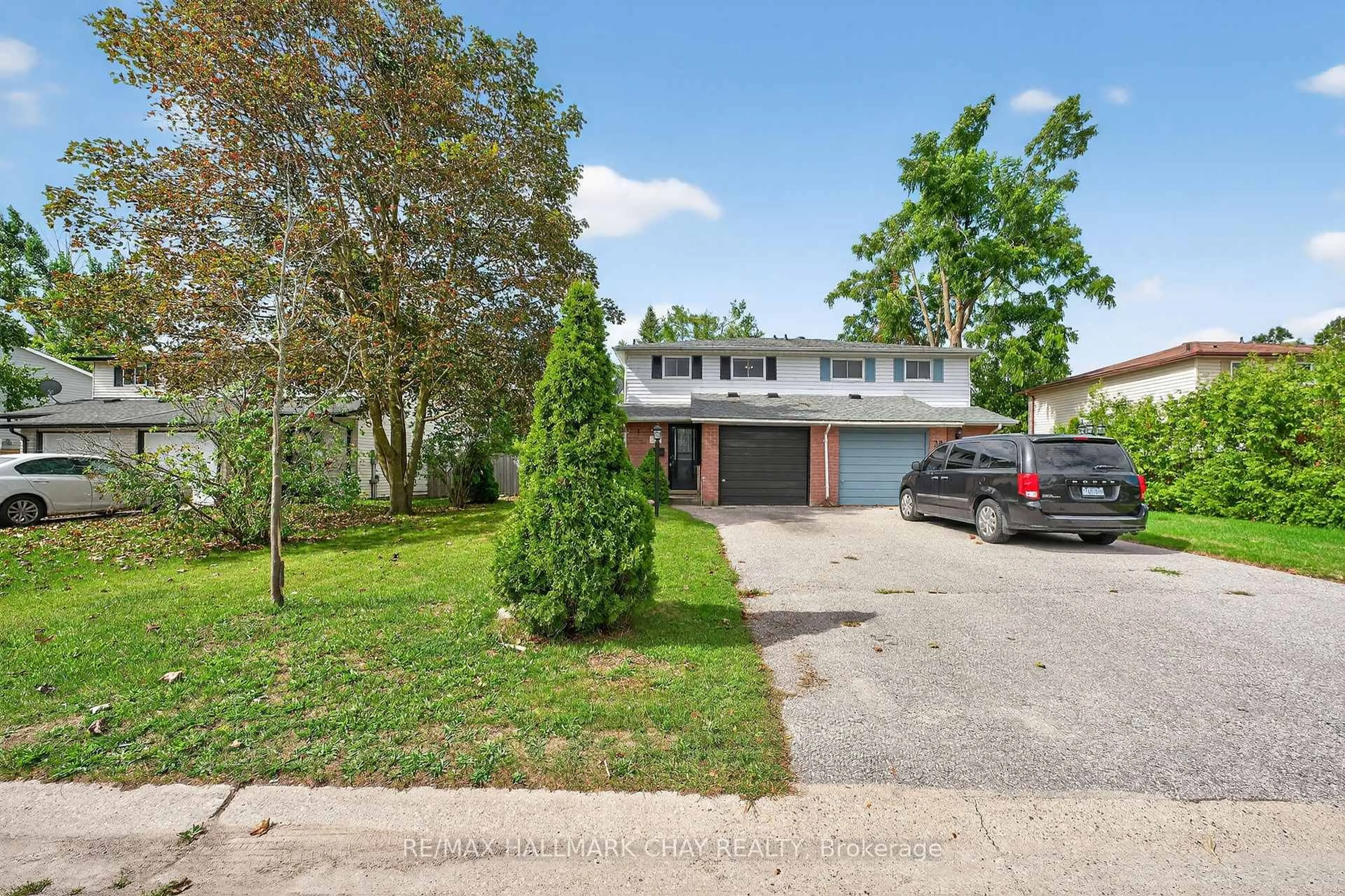 A pic from outside/outdoor area/front of a property/back of a property/a pic from drone, street for 36 Mowat Cres, Barrie Ontario L4N 5B3