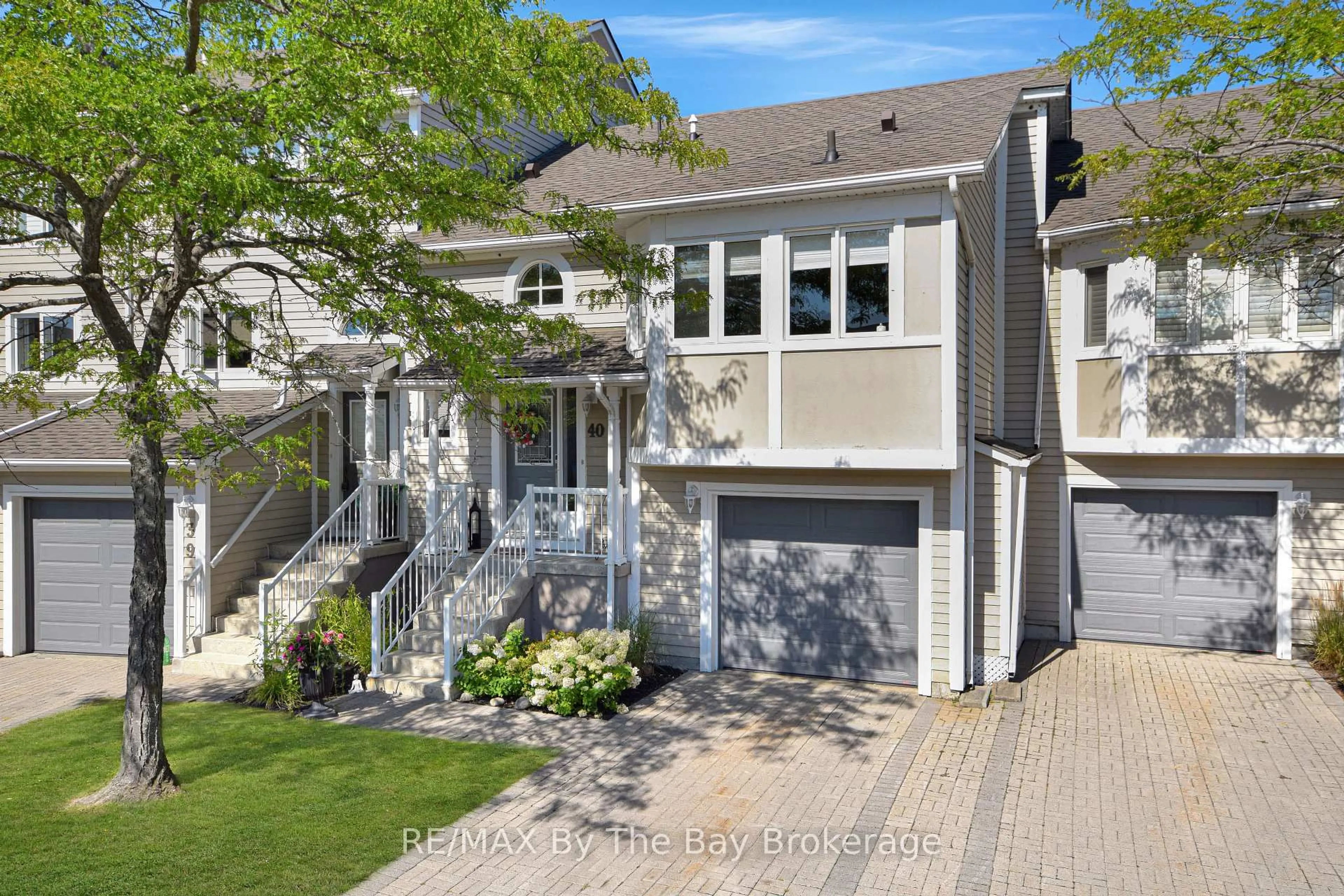 Home with vinyl exterior material, street for 40 Cranberry Surf, Collingwood Ontario L9Y 5C4