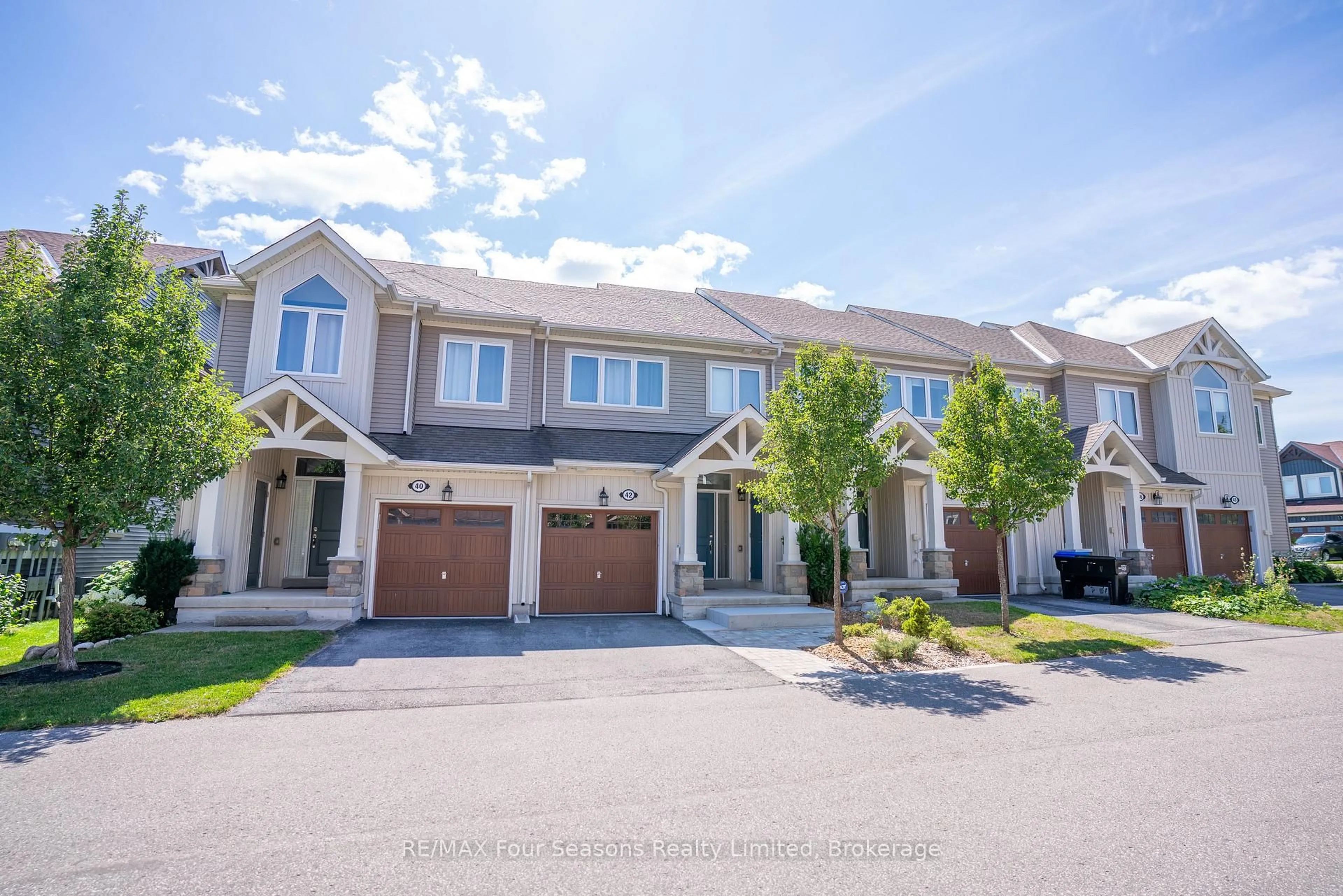 A pic from outside/outdoor area/front of a property/back of a property/a pic from drone, street for 42 Lett Ave, Collingwood Ontario L9Y 0X5
