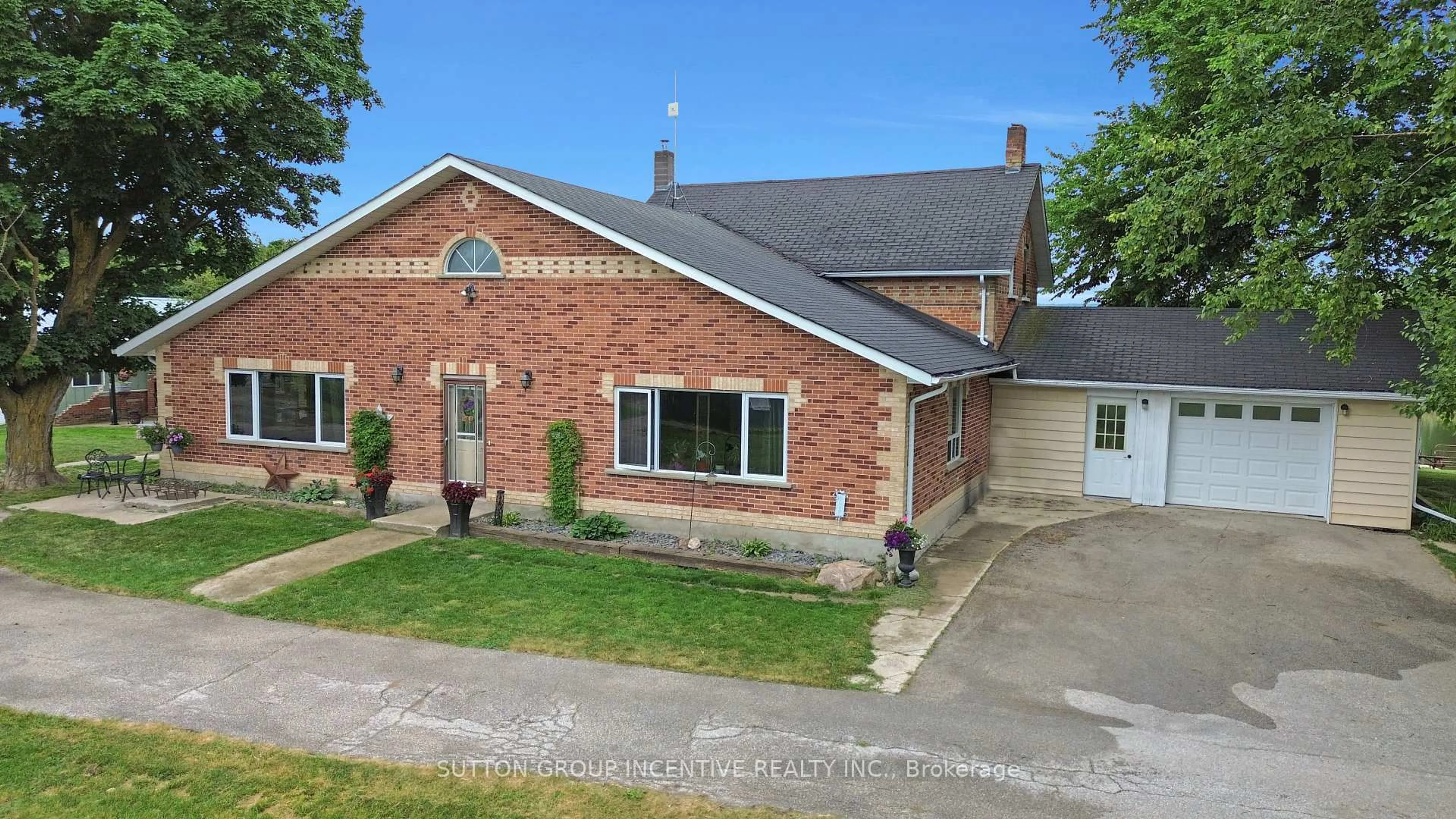 A pic from outside/outdoor area/front of a property/back of a property/a pic from drone, building for 6511 21/22 Nottawasaga Sdrd, Clearview Ontario L0M 1S0