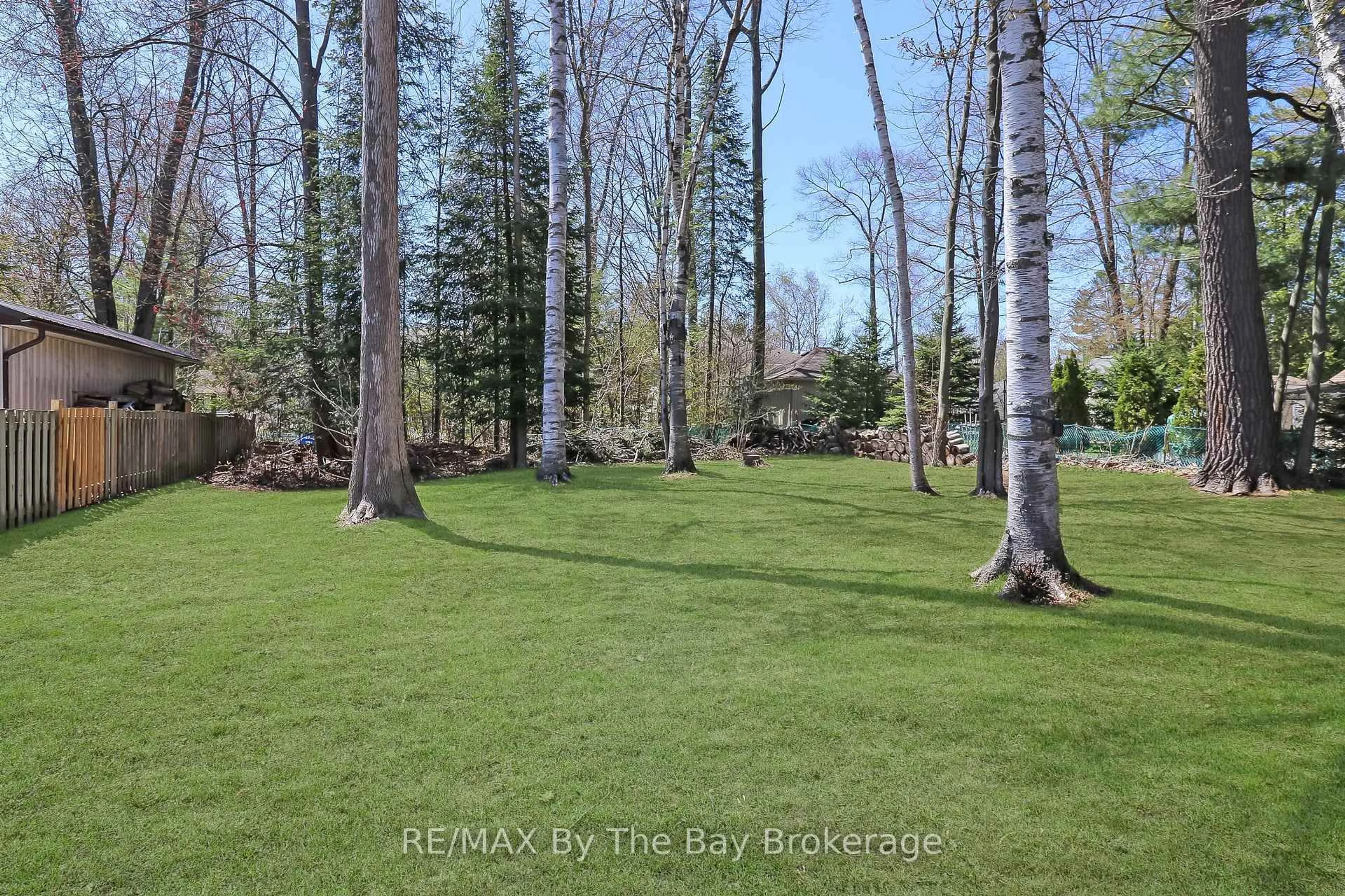 A pic from outside/outdoor area/front of a property/back of a property/a pic from drone, forest/trees view for 84 32nd St, Wasaga Beach Ontario L9Z 2C4