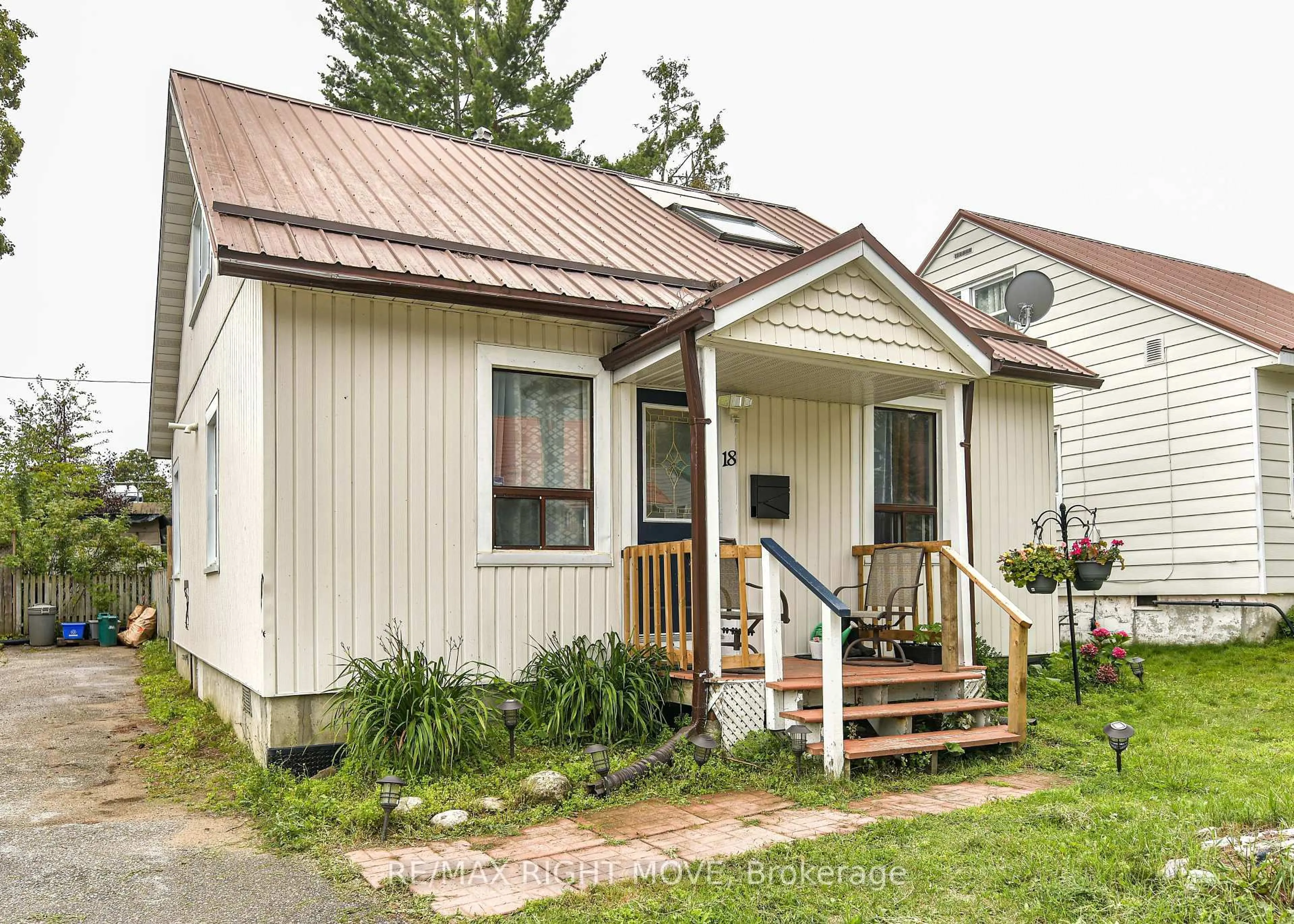 Home with vinyl exterior material, street for 18 Albany Ave, Orillia Ontario L3V 2T3