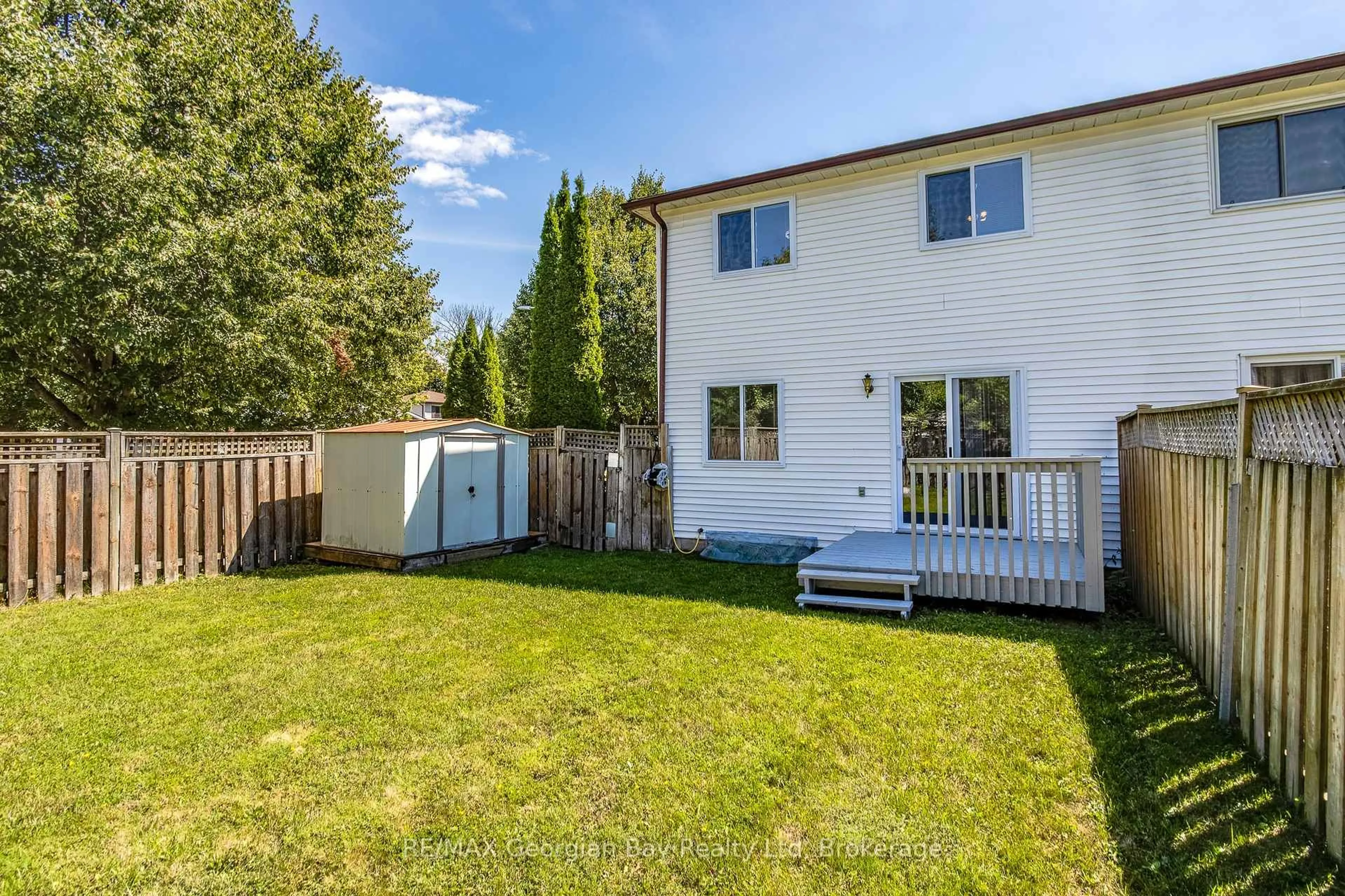 A pic from outside/outdoor area/front of a property/back of a property/a pic from drone, street for 328 Rose Cres, Midland Ontario L4R 5C1