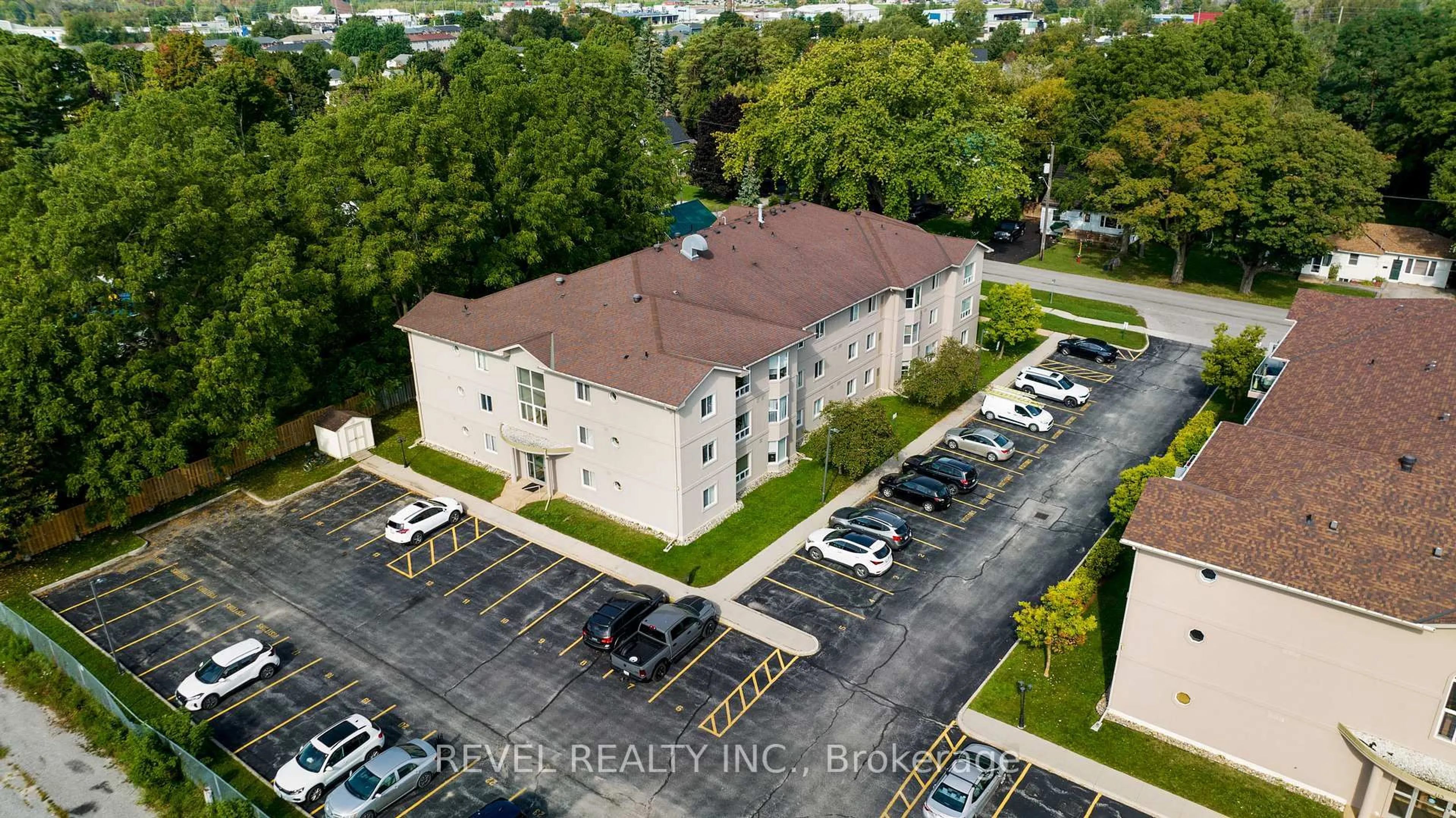 A pic from outside/outdoor area/front of a property/back of a property/a pic from drone, building for 107 Bond St #206, Orillia Ontario L3V 1J7