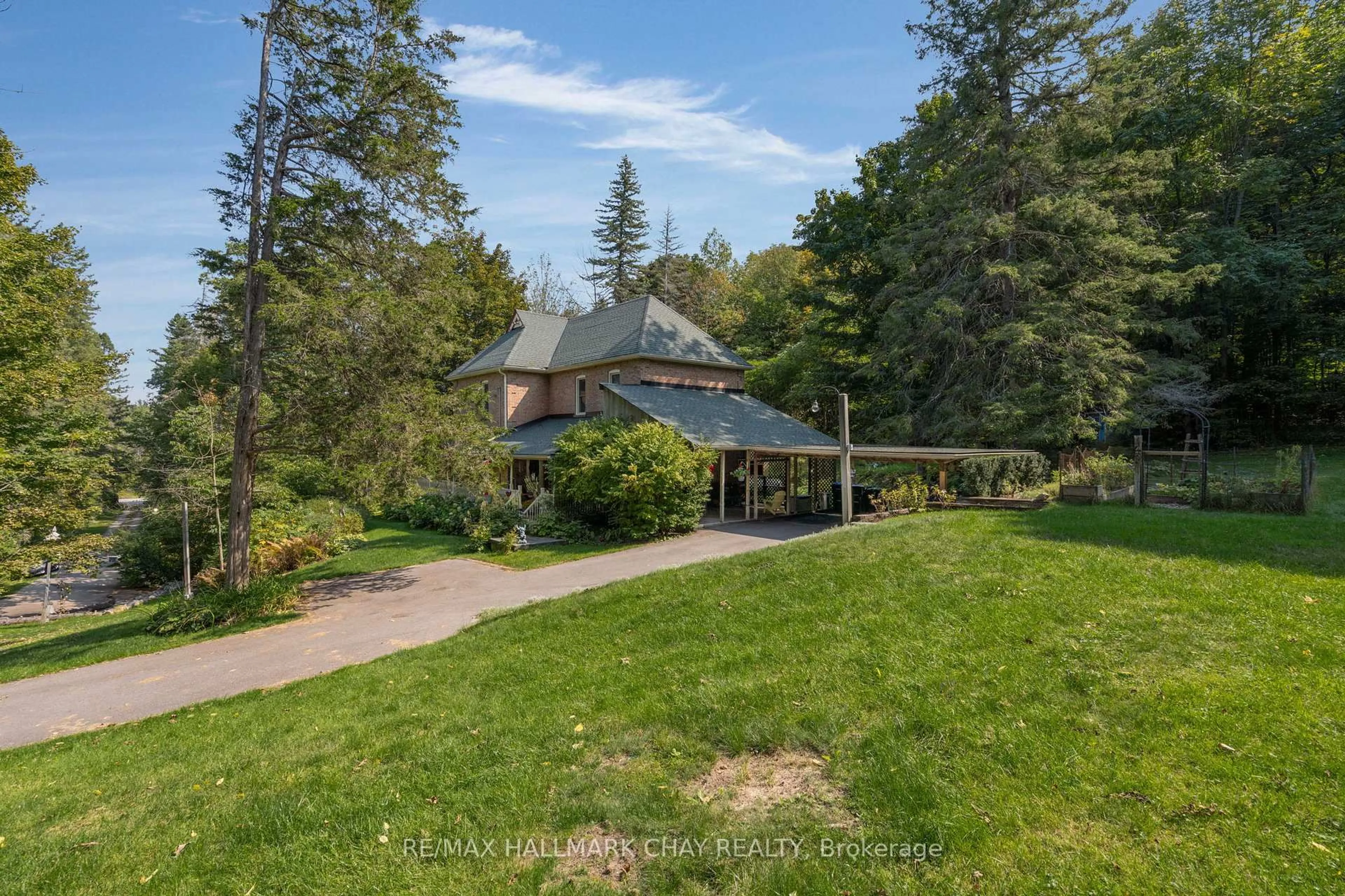 A pic from outside/outdoor area/front of a property/back of a property/a pic from drone, unknown for 4950 Penetanguishene Rd, Springwater Ontario L0L 1V0