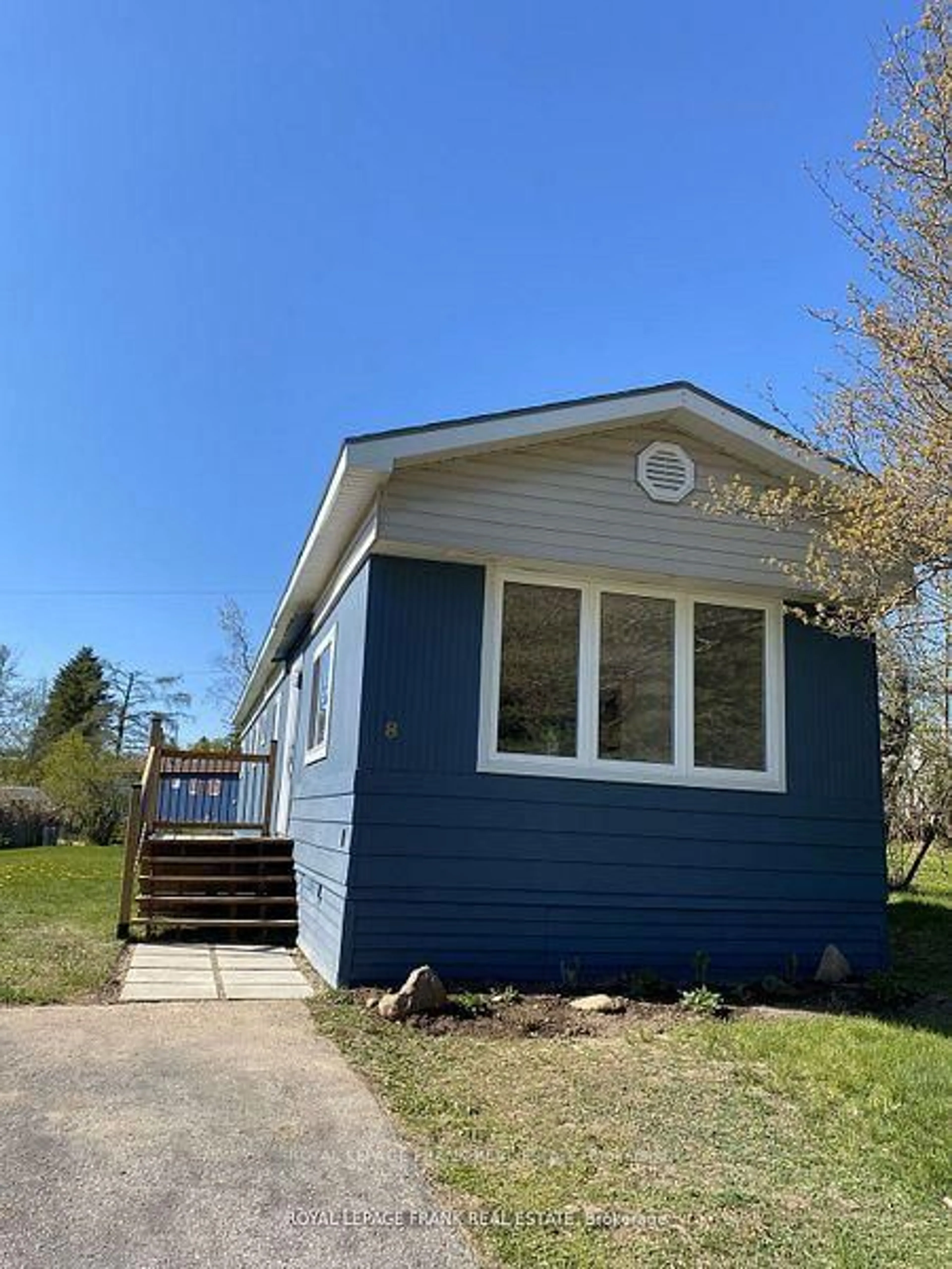 Home with vinyl exterior material, street for 8 Bensley Dr, Oro-Medonte Ontario L3V 6H1
