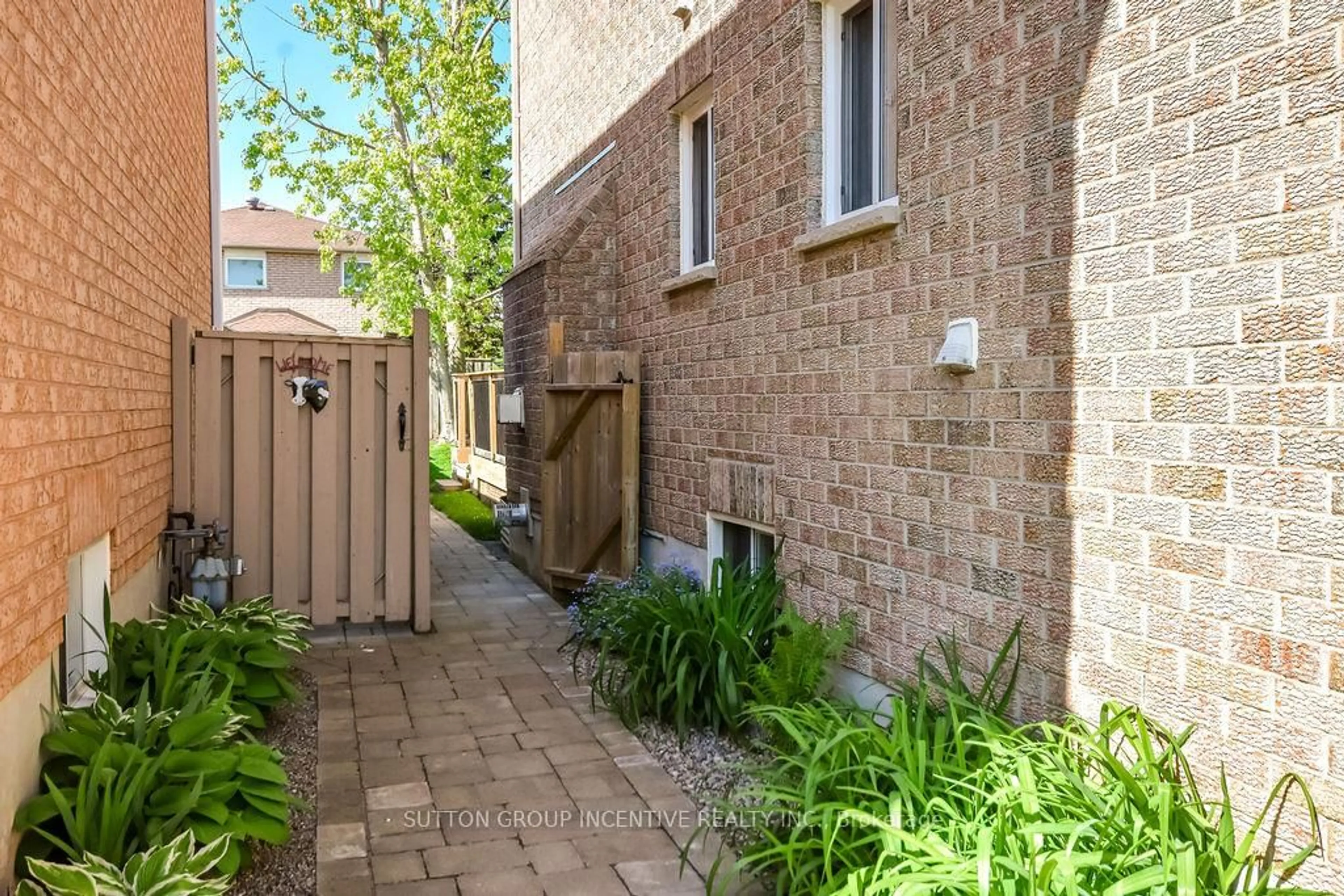 Patio, street for 53 Taylor Dr, Barrie Ontario L4N 8K6