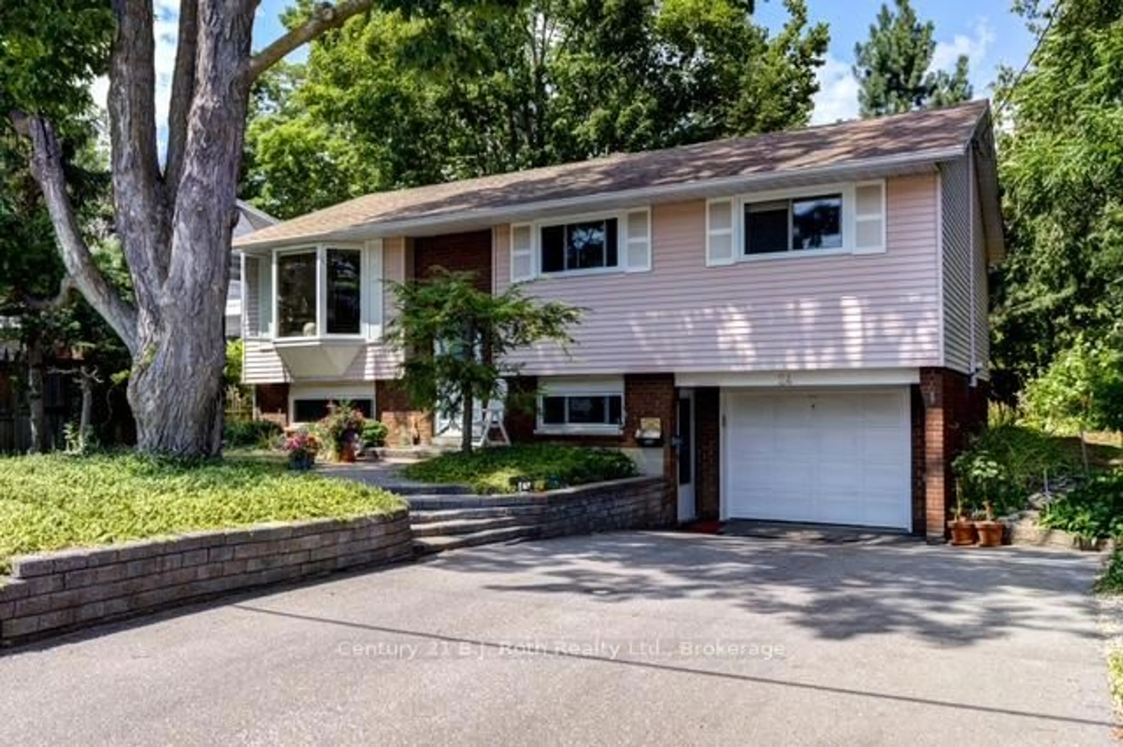 Home with vinyl exterior material, street for 24 Champlain St, Orillia Ontario L3V 2G7