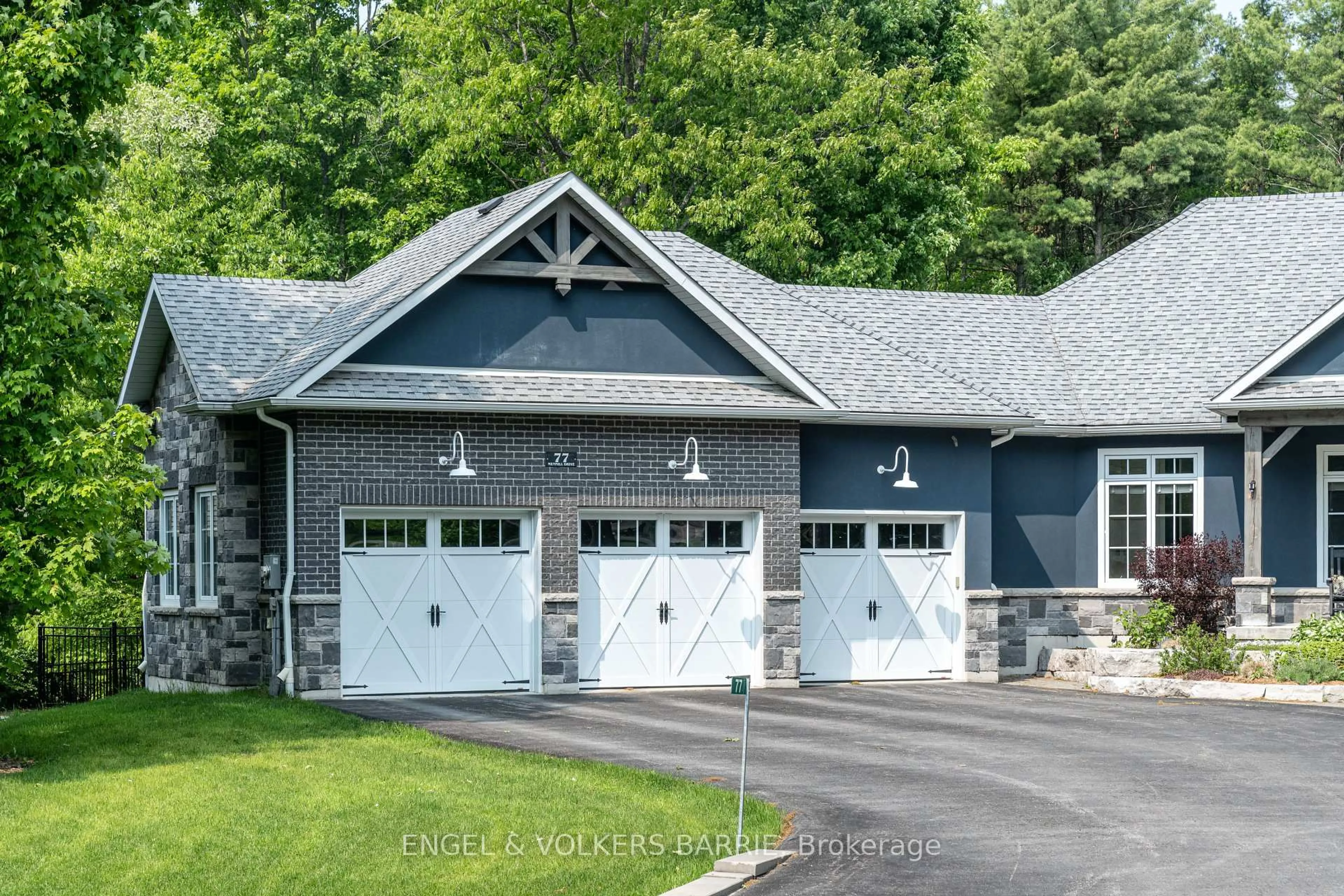 Indoor garage for 77 MENNILL Dr, Springwater Ontario L9X 0J2