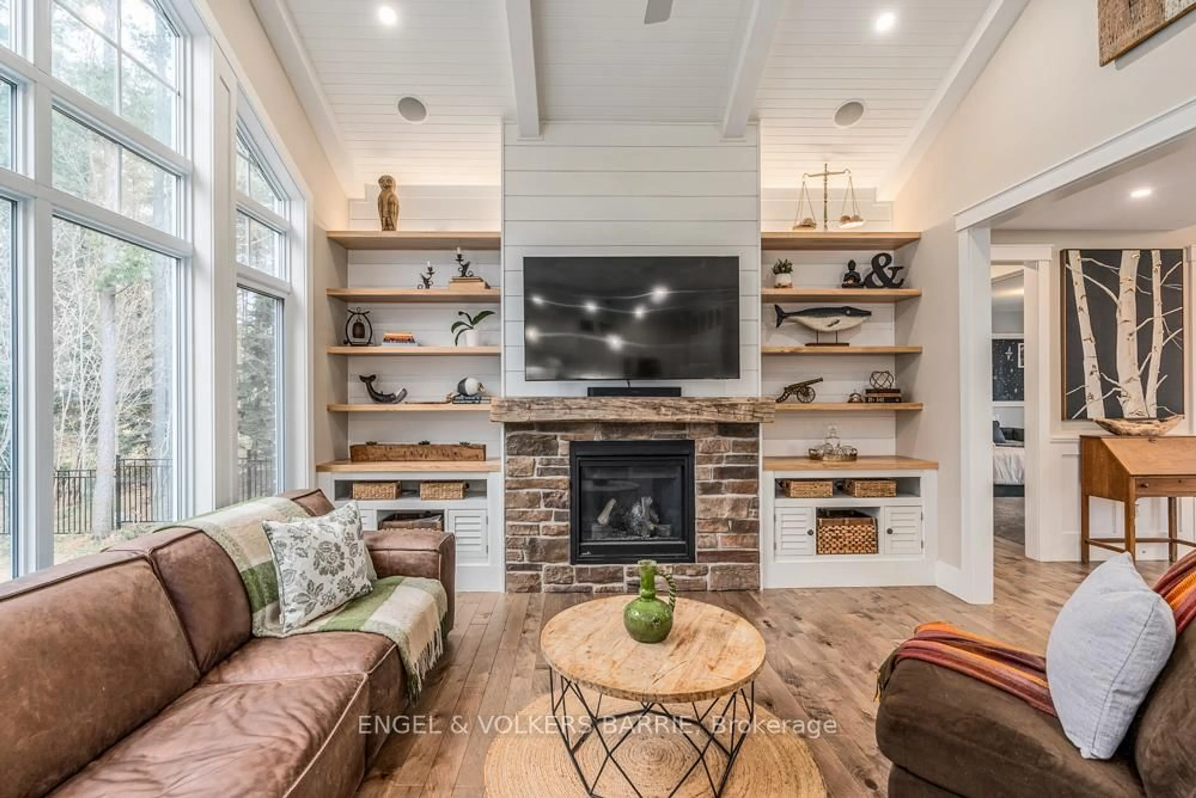Living room with furniture, unknown for 77 MENNILL Dr, Springwater Ontario L9X 0J2