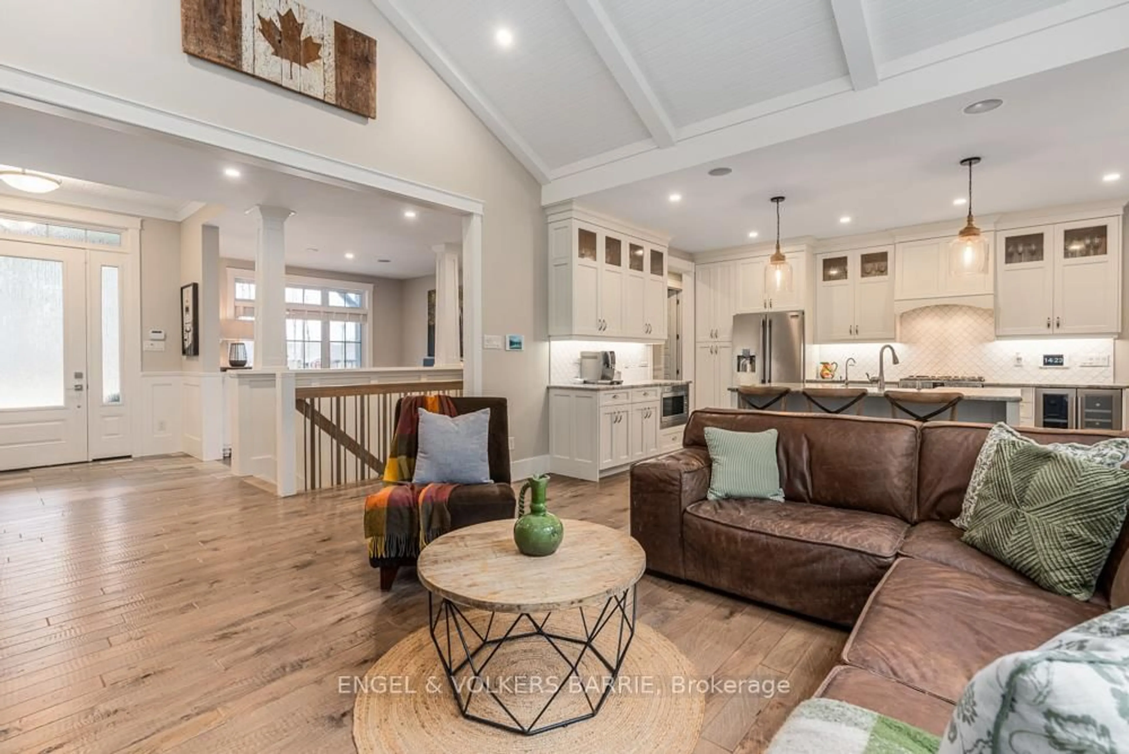 Living room with furniture, unknown for 77 MENNILL Dr, Springwater Ontario L9X 0J2