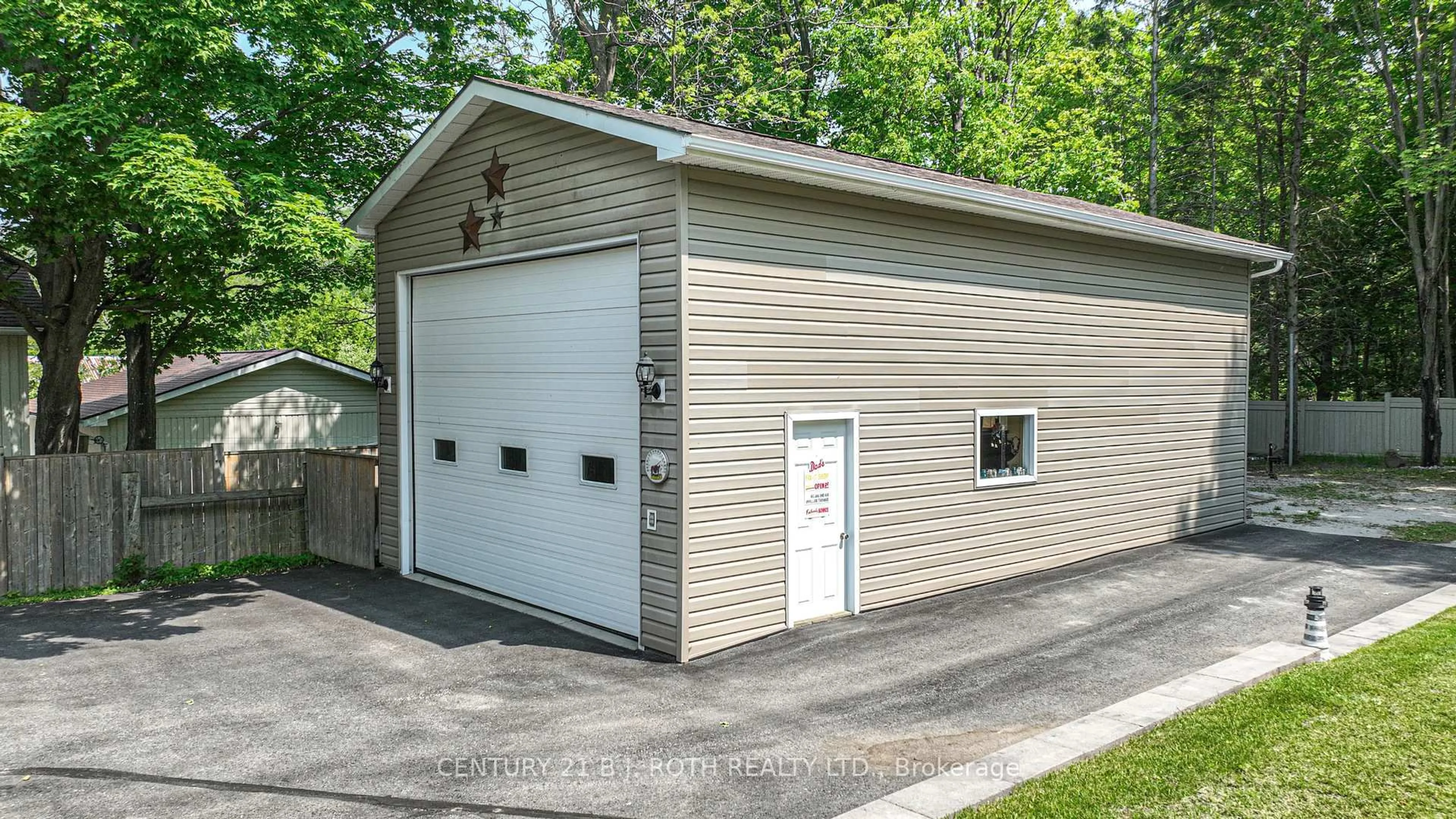Indoor garage for 141 Bass Line, Oro-Medonte Ontario L3V 6H2