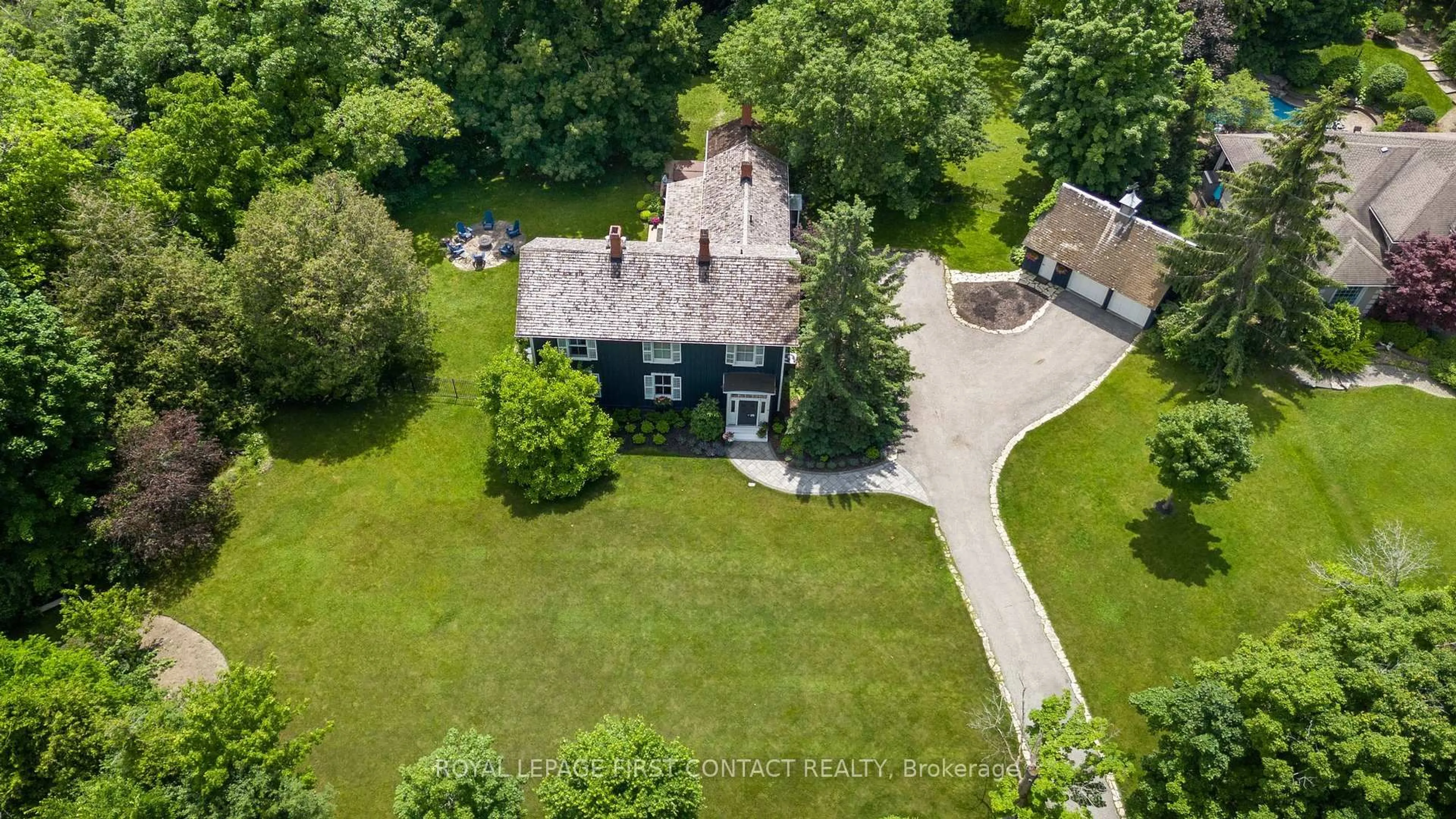A pic from outside/outdoor area/front of a property/back of a property/a pic from drone, building for 311 Tollendal Mill Rd, Barrie Ontario L4N 7S6