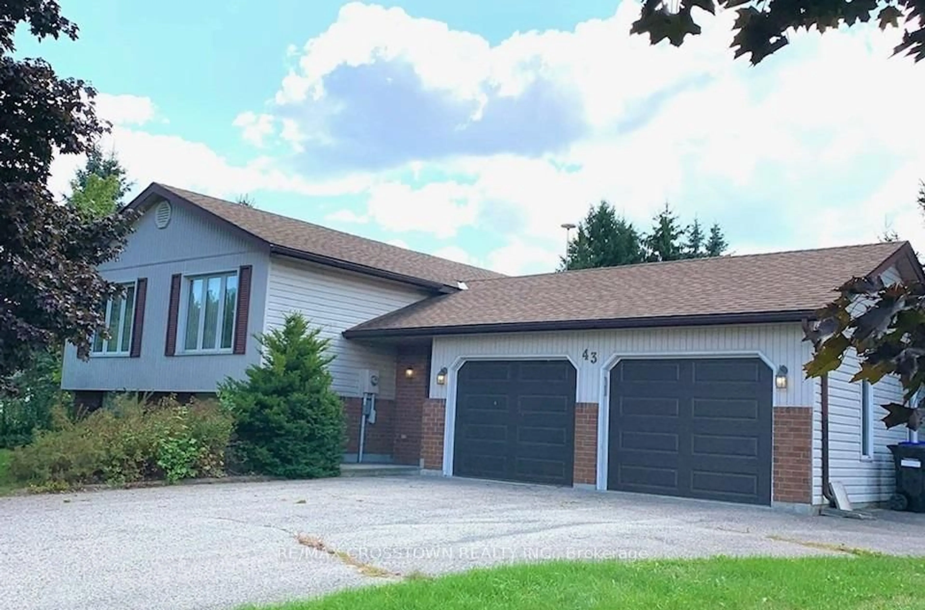 Home with vinyl exterior material, street for 43 Foyston Park Circ, Springwater Ontario L0L 1Y0