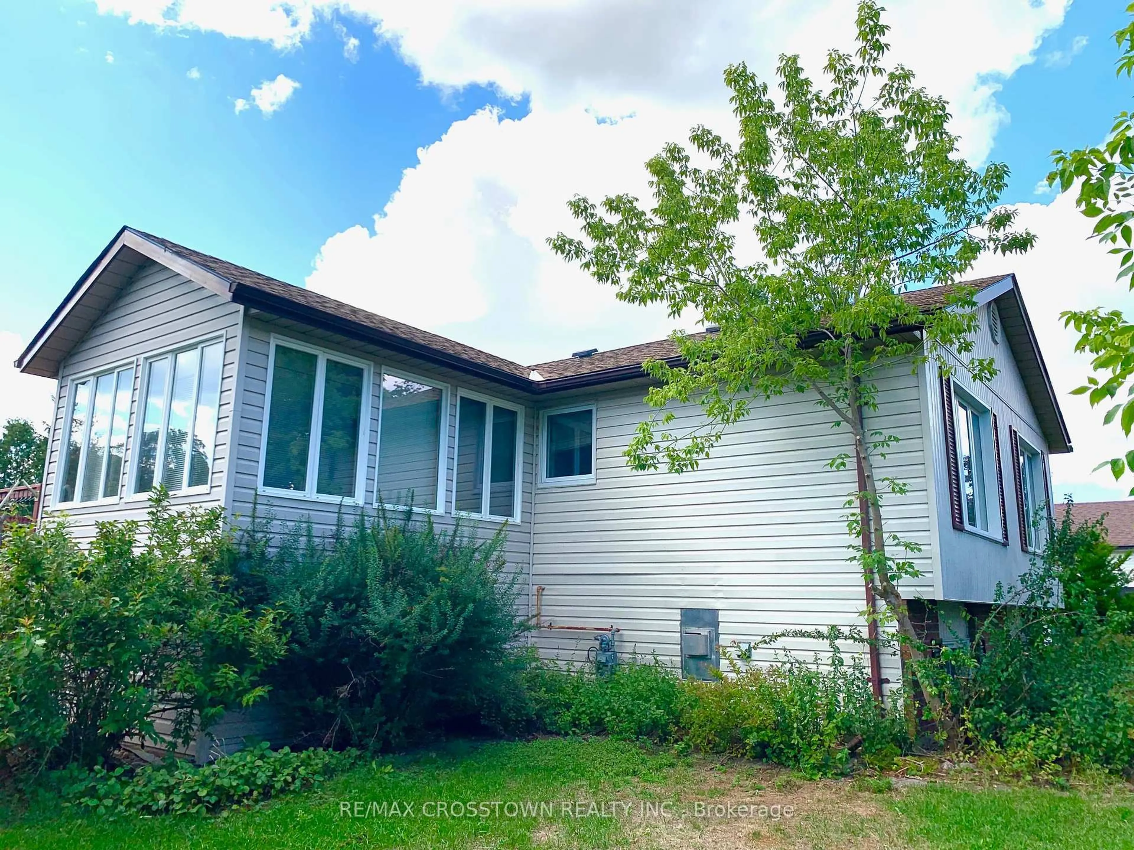 Home with vinyl exterior material, unknown for 43 Foyston Park Circ, Springwater Ontario L0L 1Y0