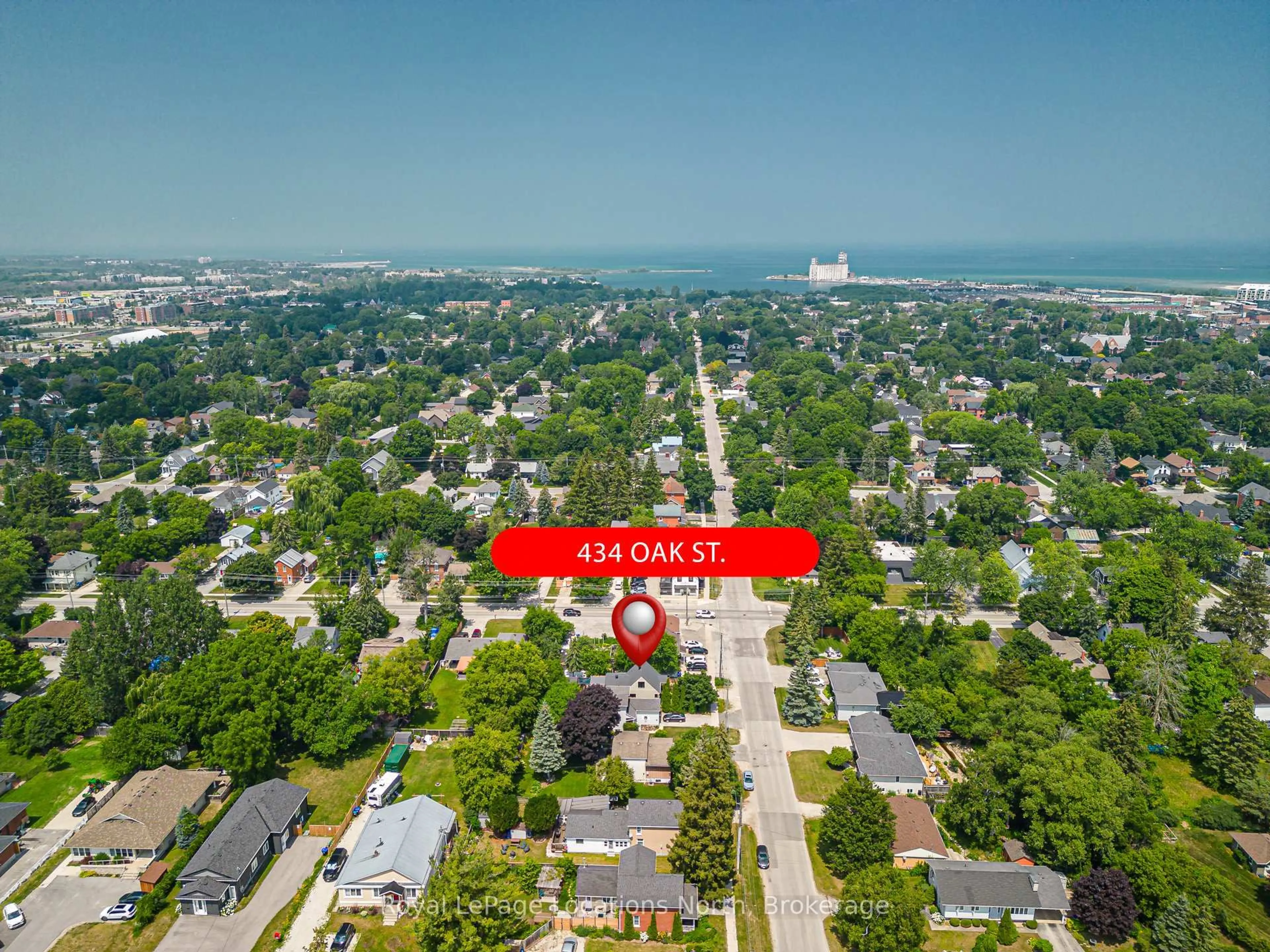 A pic from outside/outdoor area/front of a property/back of a property/a pic from drone, unknown for 434 Oak St, Collingwood Ontario L9Y 2Y7