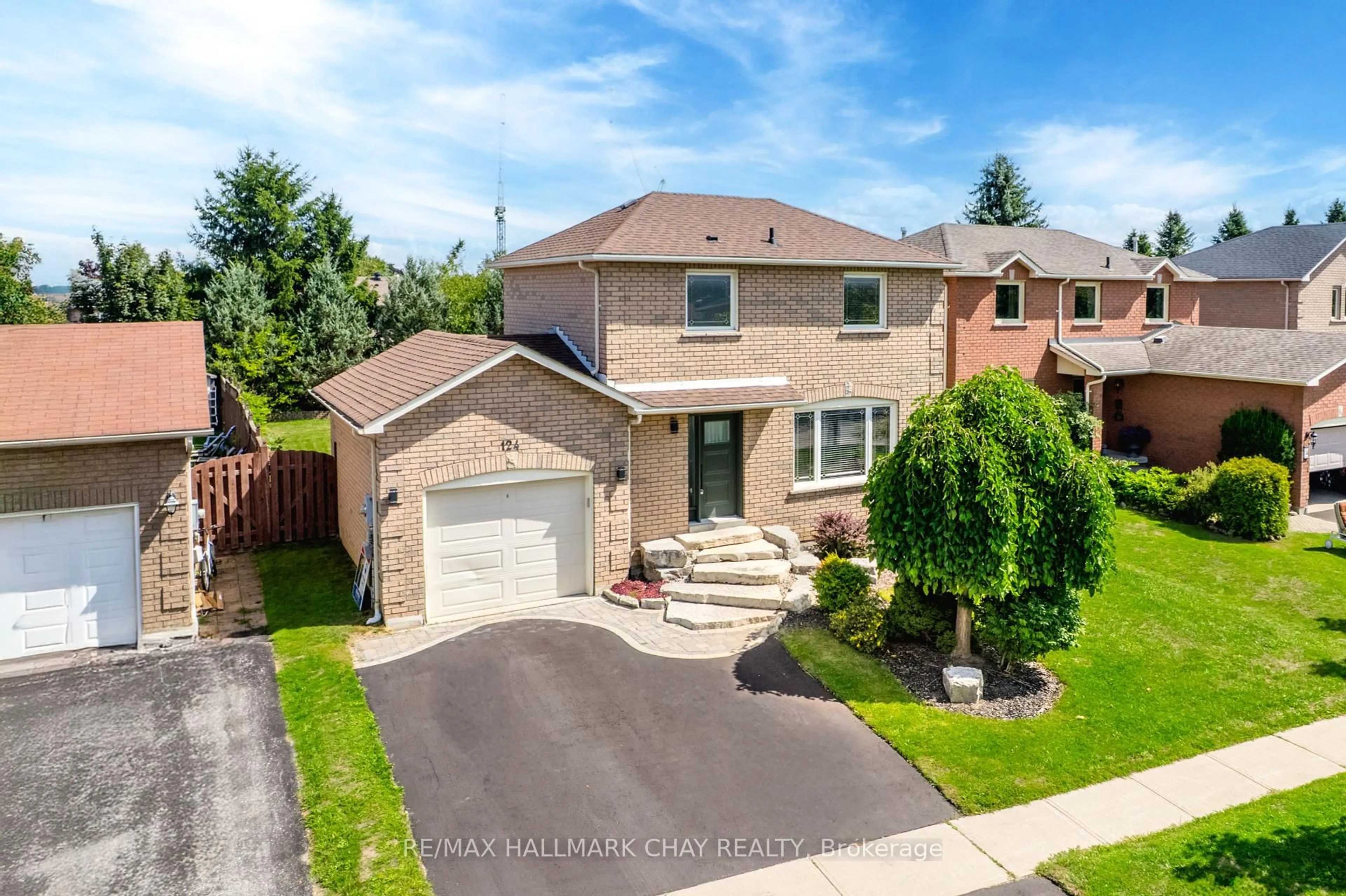 A pic from outside/outdoor area/front of a property/back of a property/a pic from drone, street for 124 Brown St, Barrie Ontario L4N 7V7