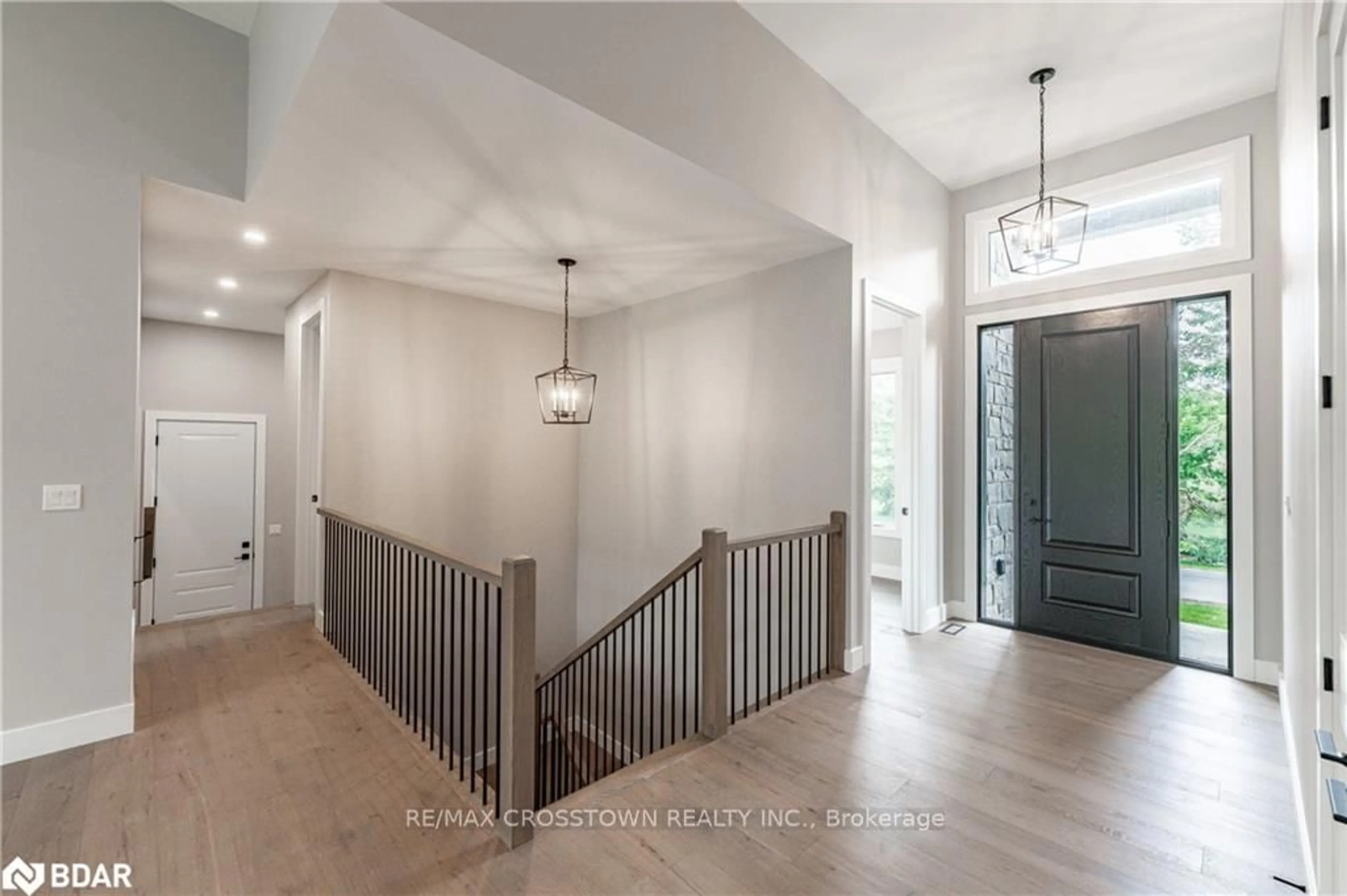 Indoor entryway for 32 Alpine Way, Oro-Medonte Ontario L0L 2L0