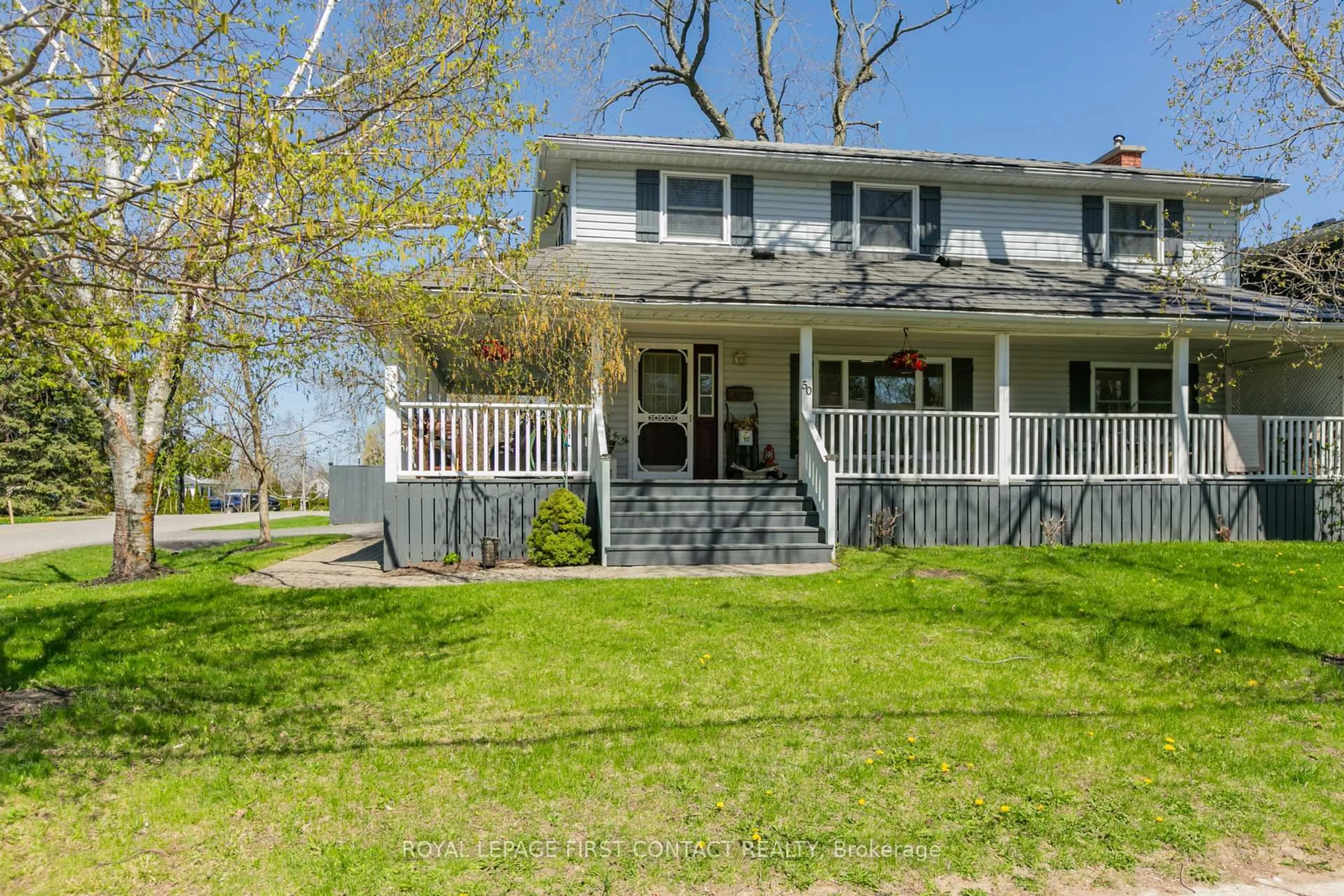 A pic from outside/outdoor area/front of a property/back of a property/a pic from drone, street for 50 Calverley St, Orillia Ontario L3V 3T5