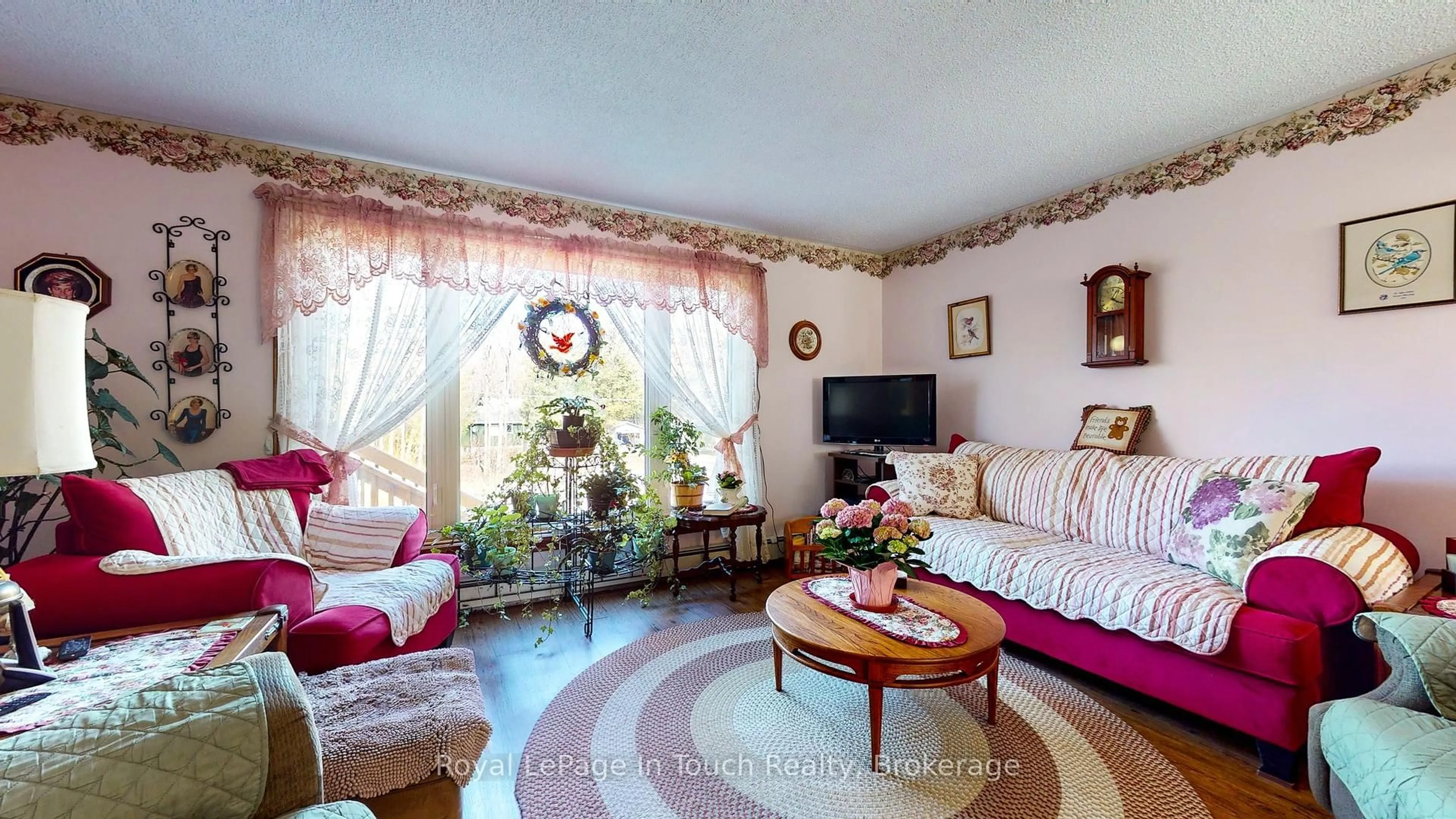 Living room with furniture, unknown for 14 Seneca Cres, Tiny Ontario L9M 0C9