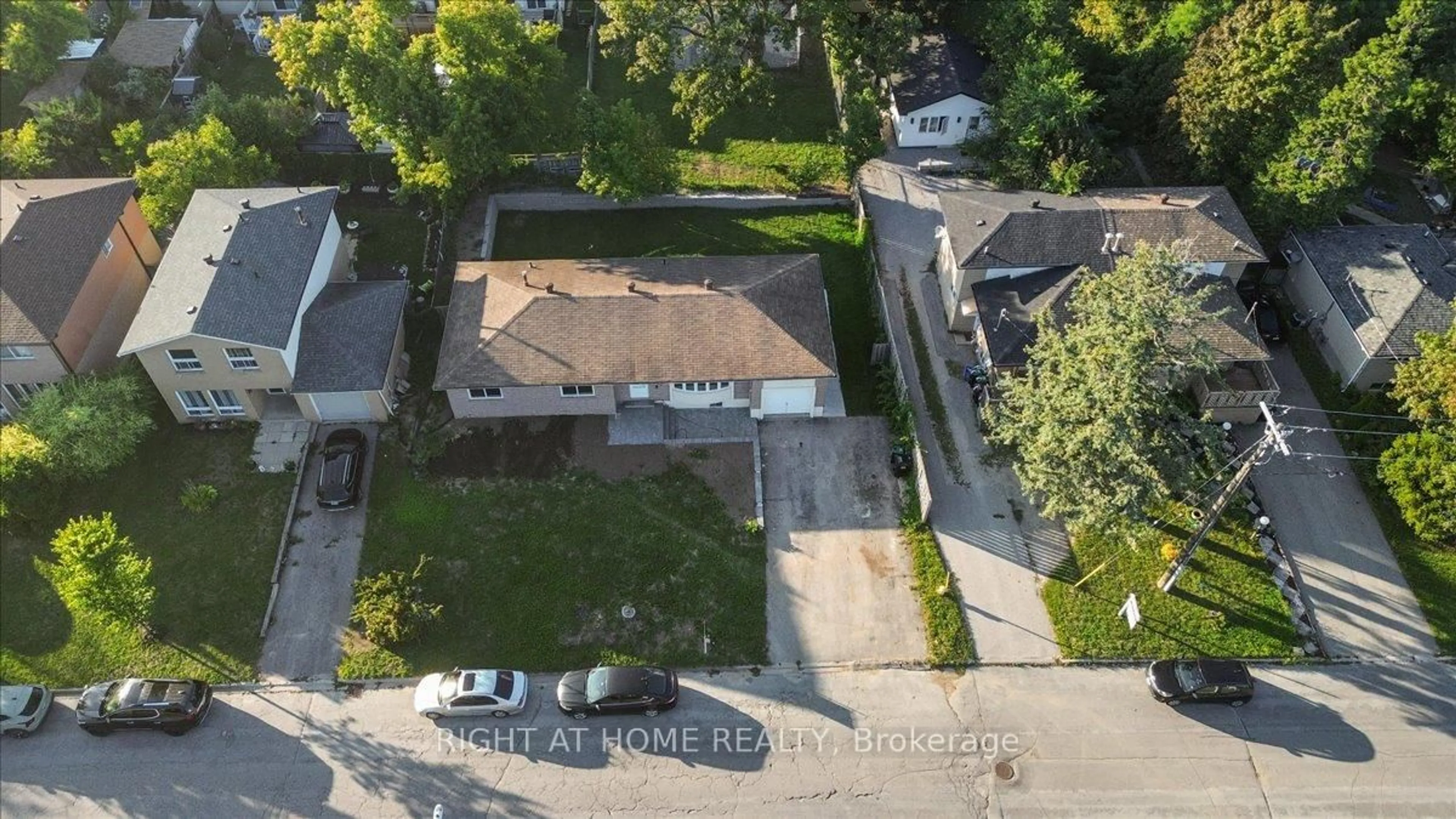 A pic from outside/outdoor area/front of a property/back of a property/a pic from drone, street for 28 Charlbrook Ave, Barrie Ontario L4M 2Y4