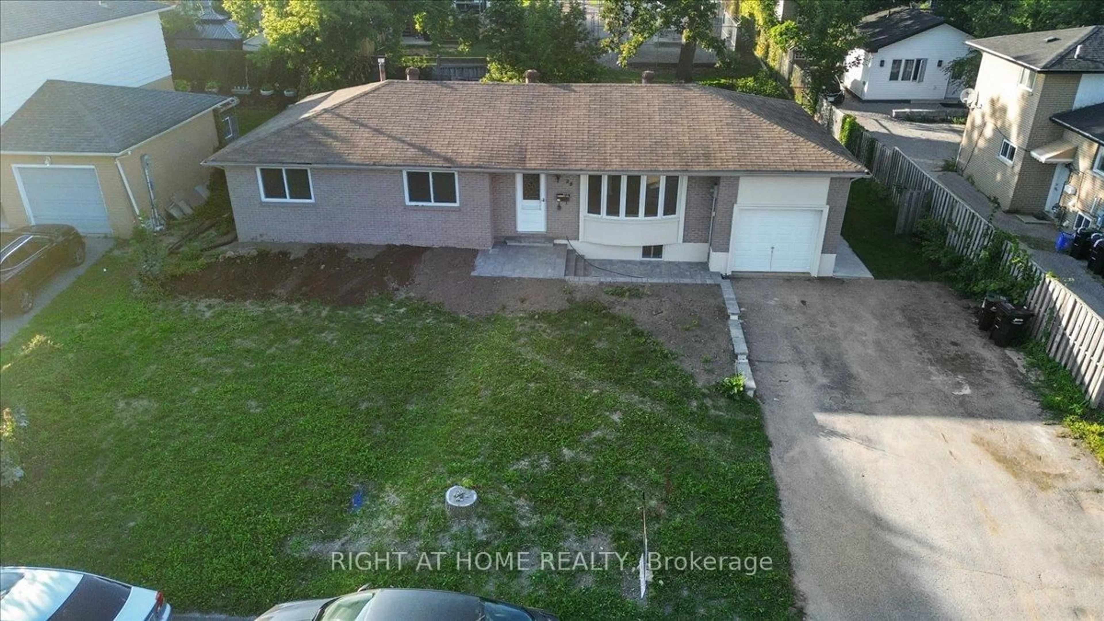A pic from outside/outdoor area/front of a property/back of a property/a pic from drone, street for 28 Charlbrook Ave, Barrie Ontario L4M 2Y4