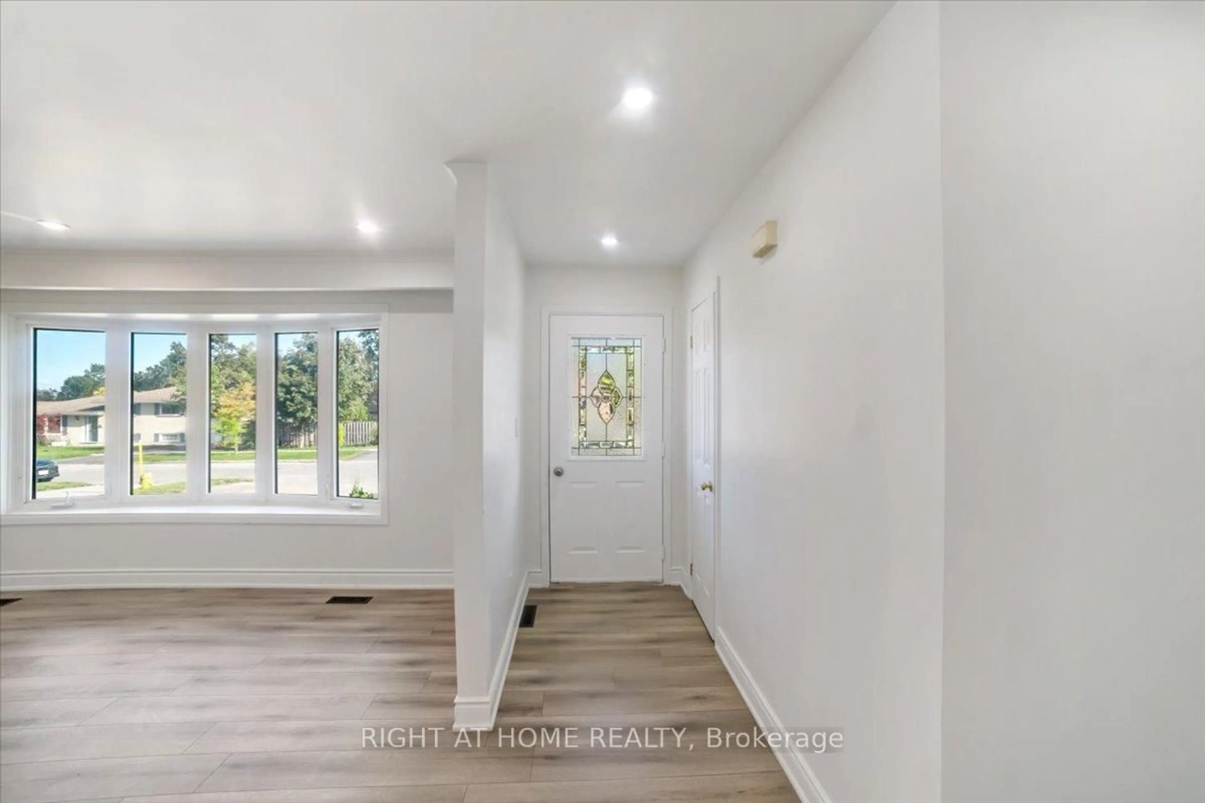 Indoor entryway for 28 Charlbrook Ave, Barrie Ontario L4M 2Y4