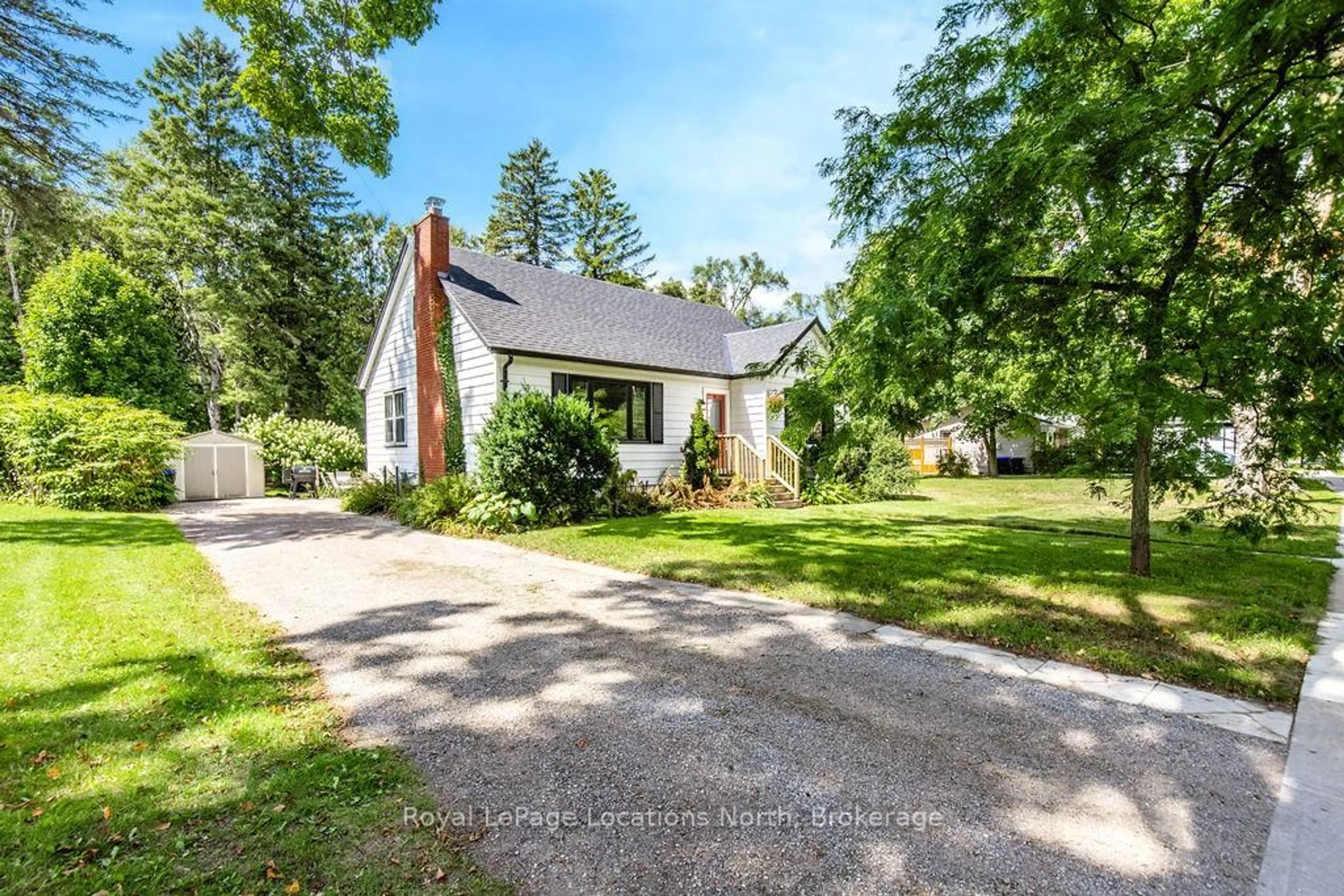 A pic from outside/outdoor area/front of a property/back of a property/a pic from drone, street for 216 ELM St, Clearview Ontario L0M 1S0