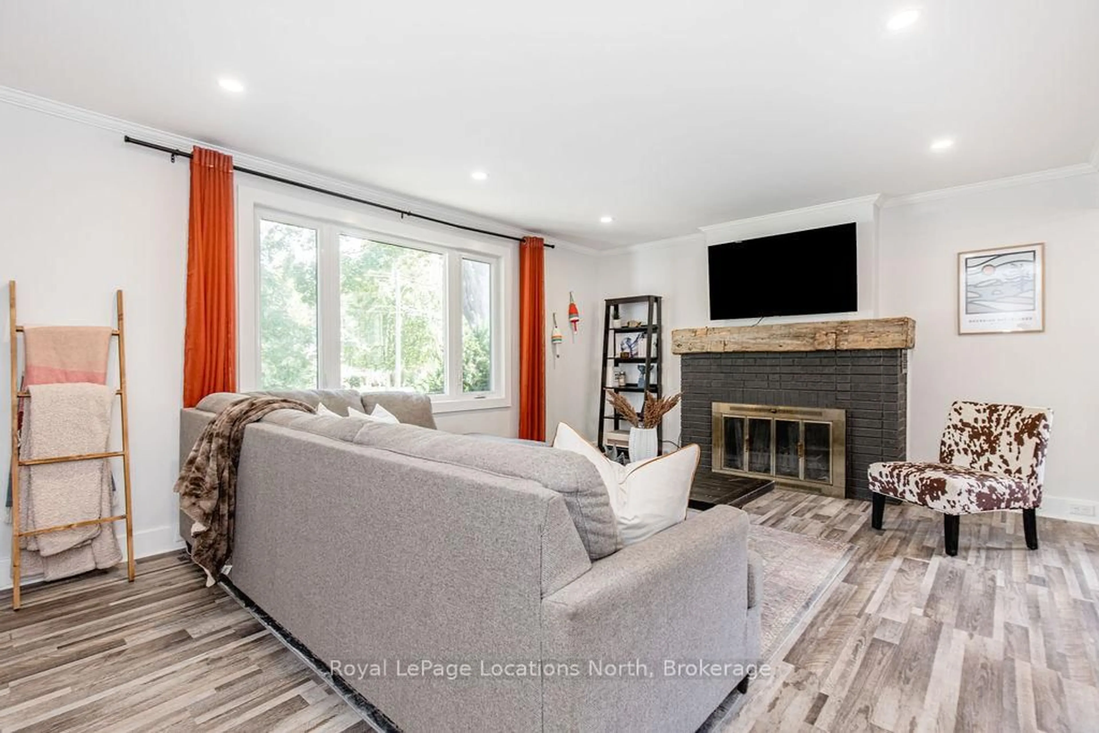 Living room with furniture, wood/laminate floor for 216 ELM St, Clearview Ontario L0M 1S0