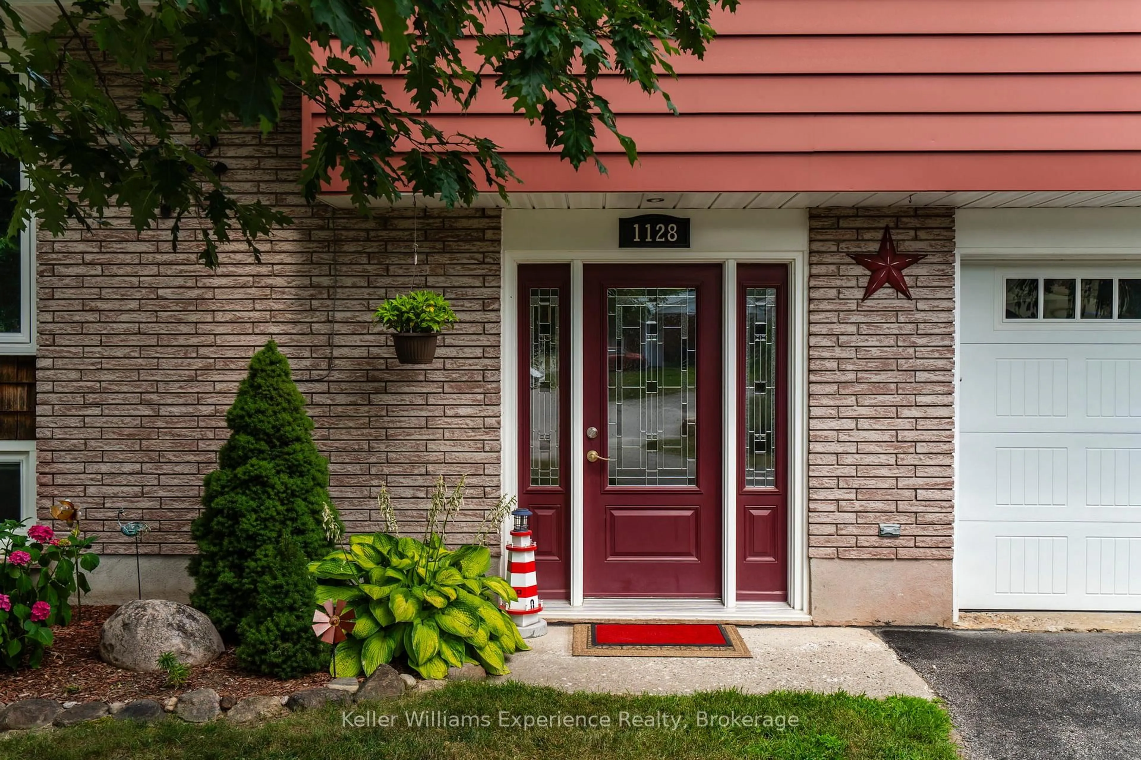 Indoor entryway for 1128 Edgar Crt, Midland Ontario L4R 5J1