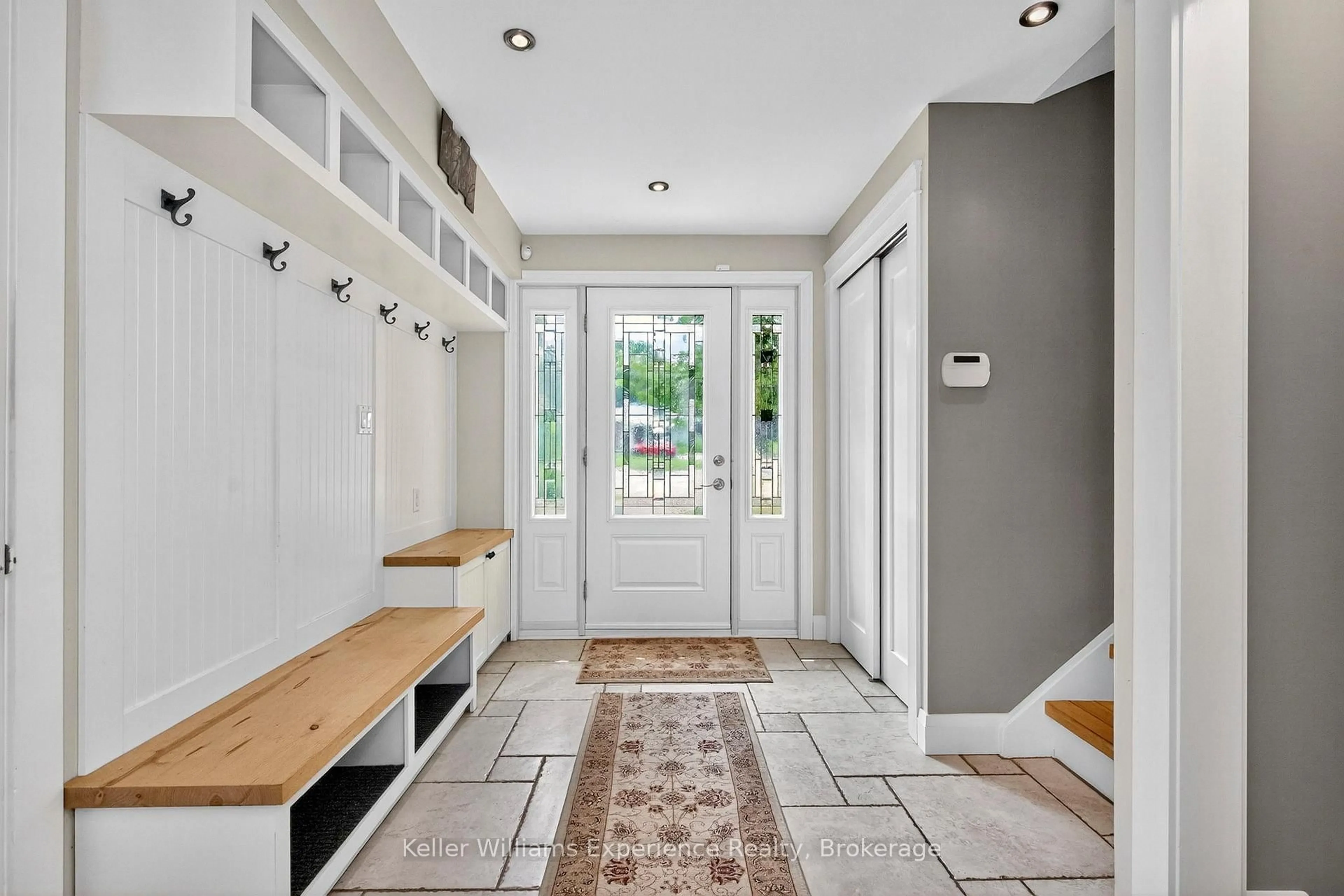 Indoor entryway for 1128 Edgar Crt, Midland Ontario L4R 5J1