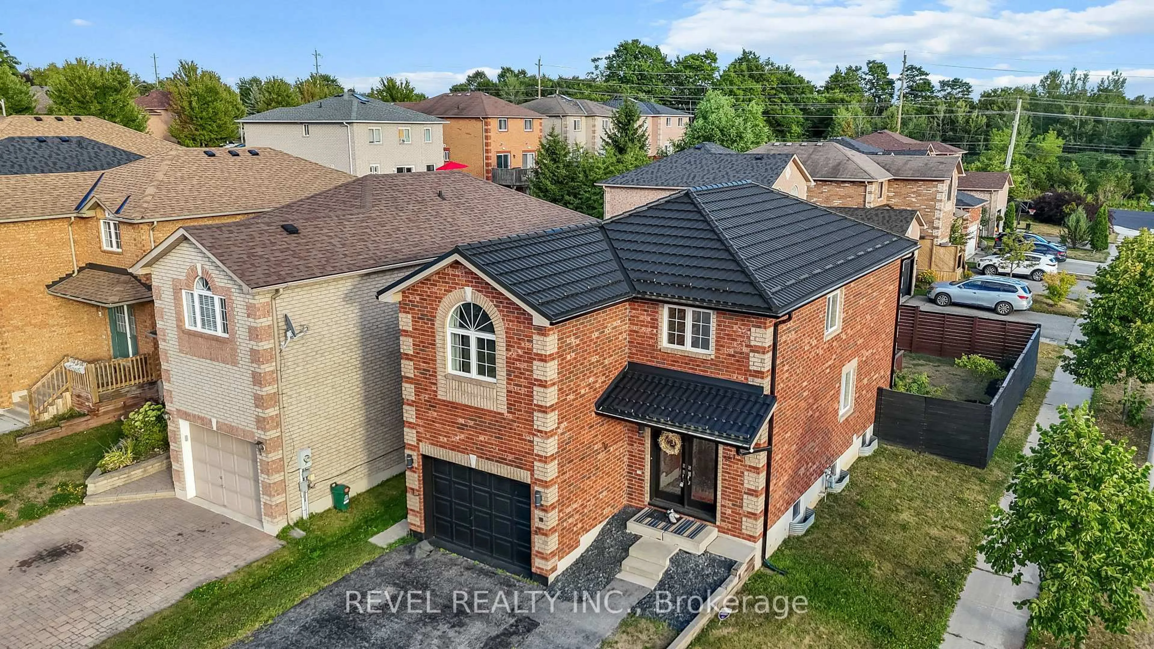 A pic from outside/outdoor area/front of a property/back of a property/a pic from drone, street for 1 Glenhill Dr, Barrie Ontario L4N 5X4