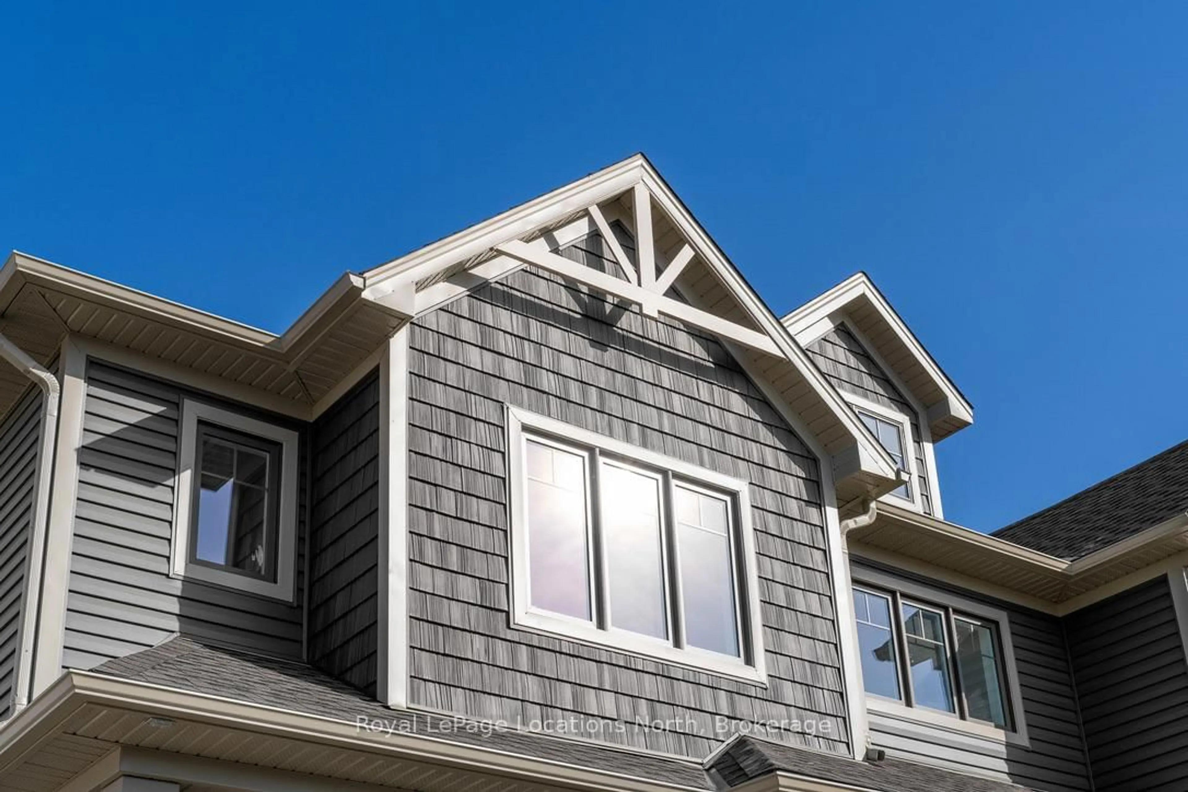 Home with vinyl exterior material, building for 11 SWAIN Cres, Collingwood Ontario L9Y 2L3