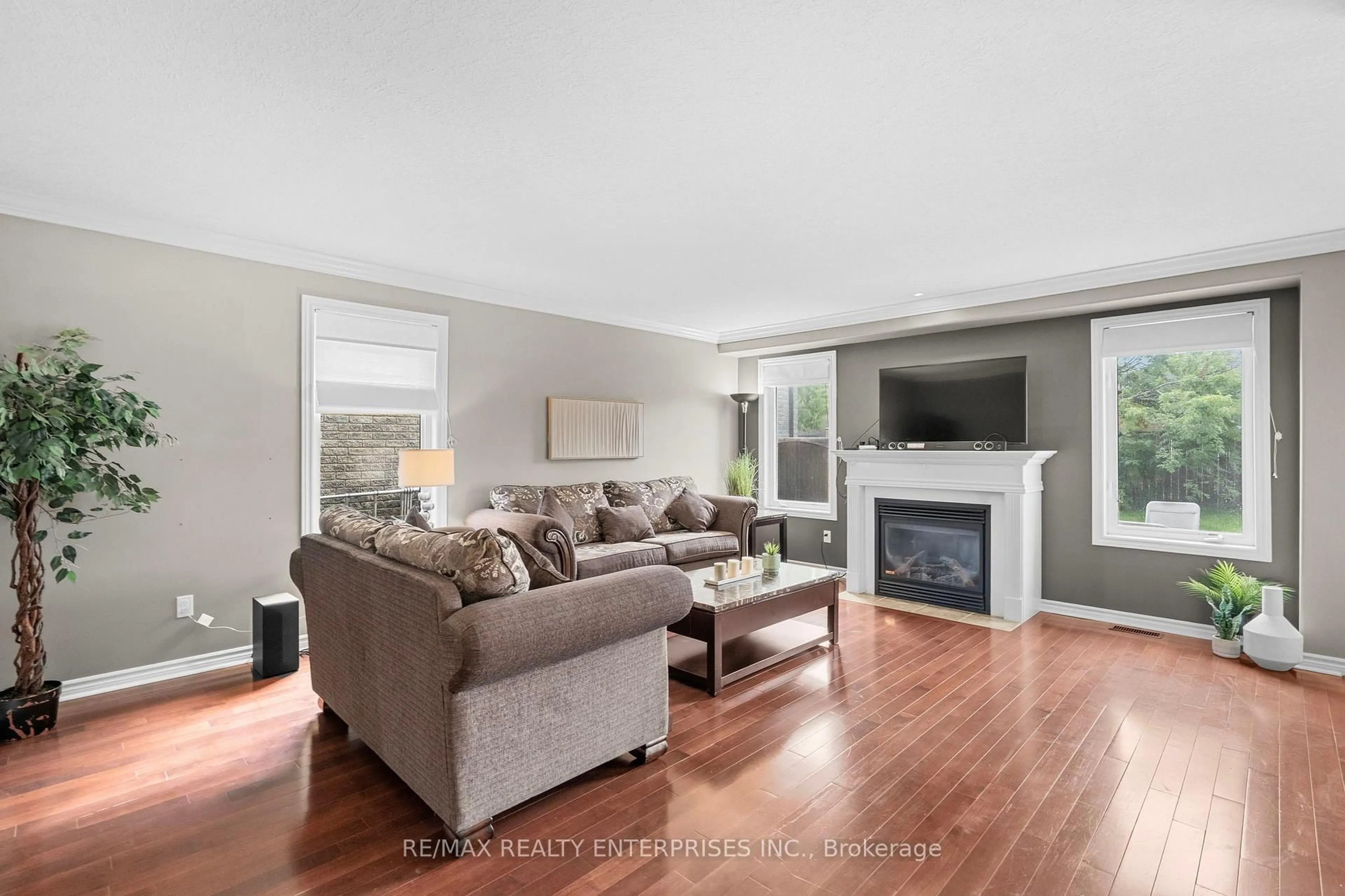 Living room with furniture, wood/laminate floor for 76 Balmoral Pl, Barrie Ontario L4N 0Y9