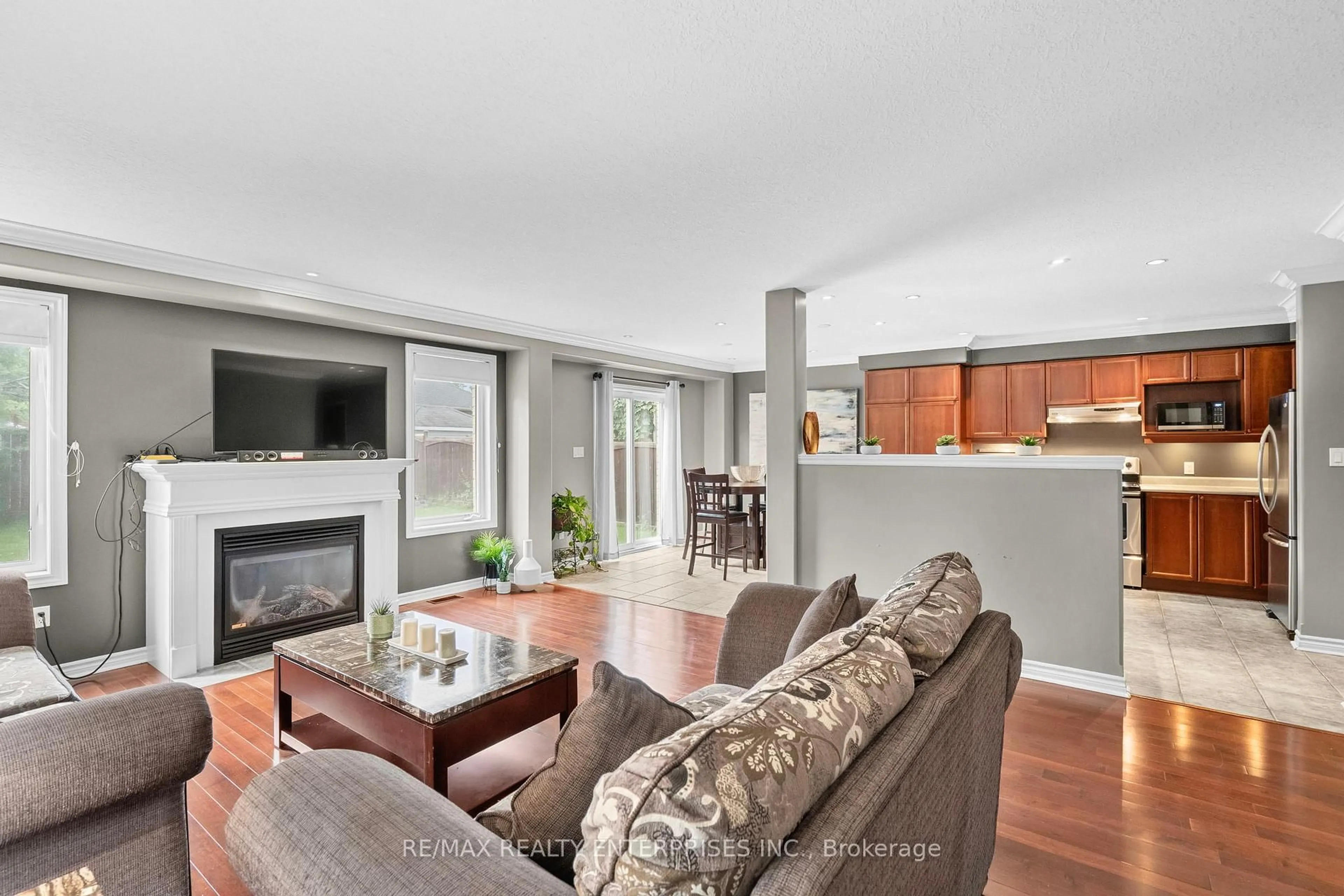 Living room with furniture, unknown for 76 Balmoral Pl, Barrie Ontario L4N 0Y9