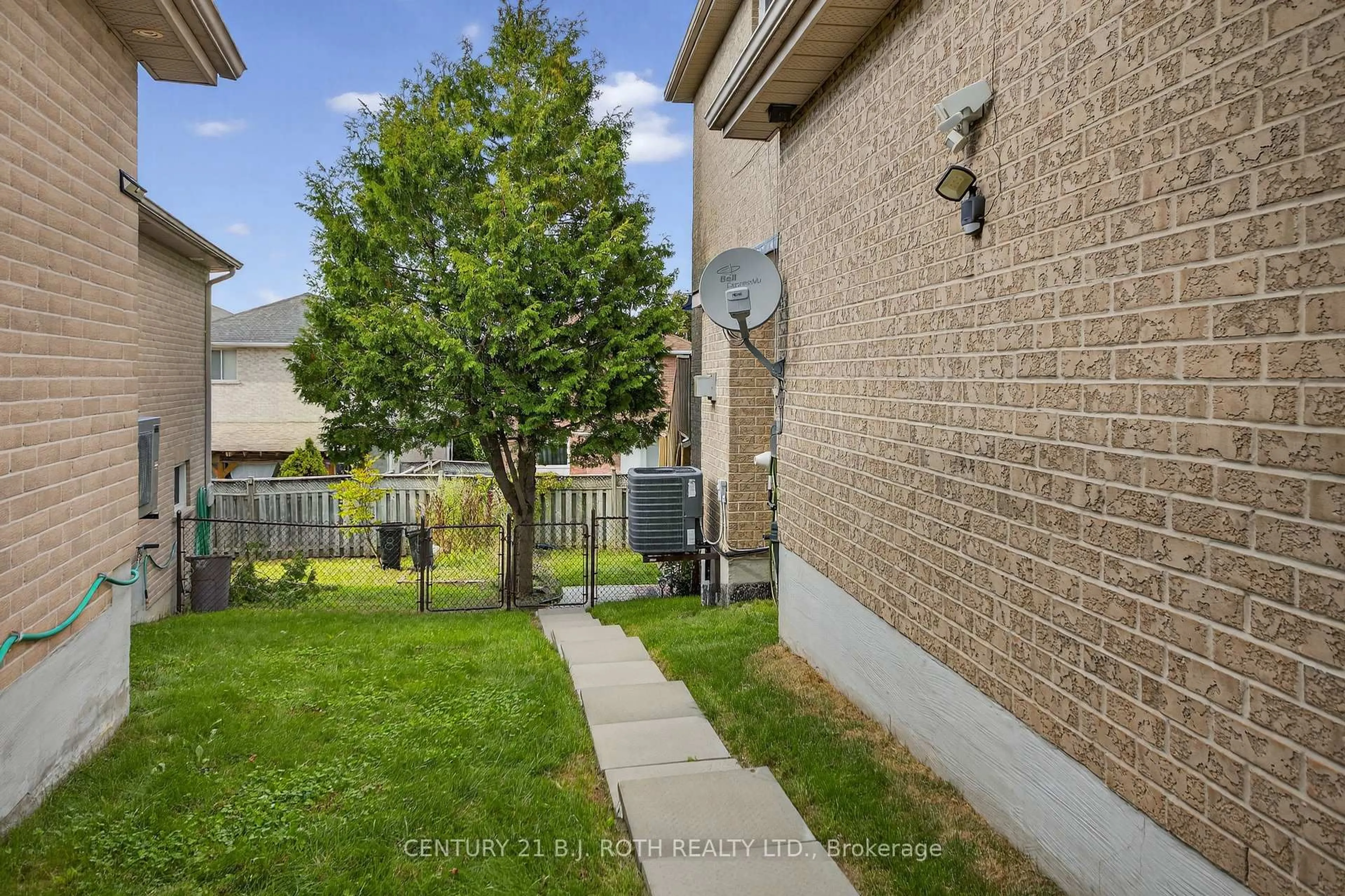 Patio, street for 7 Round Leaf Crt, Barrie Ontario L4N 9N3