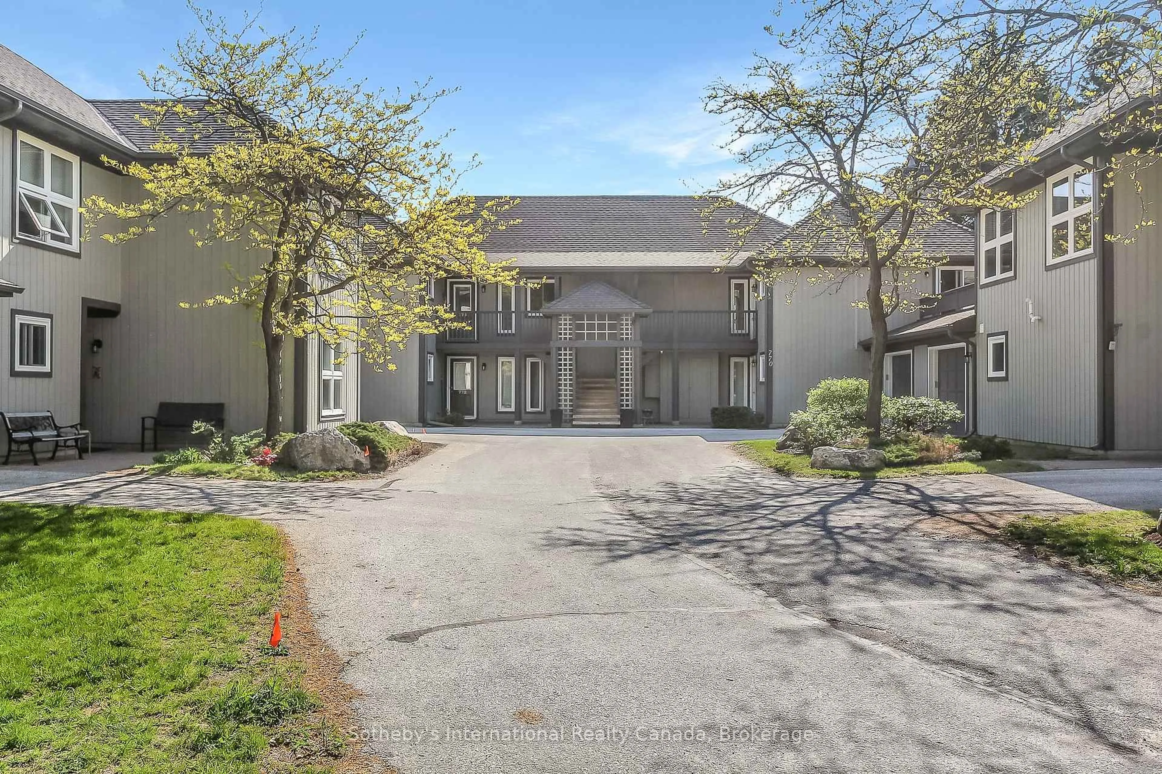 Indoor foyer for 771 Johnston Park Ave, Collingwood Ontario L9Y 5C7