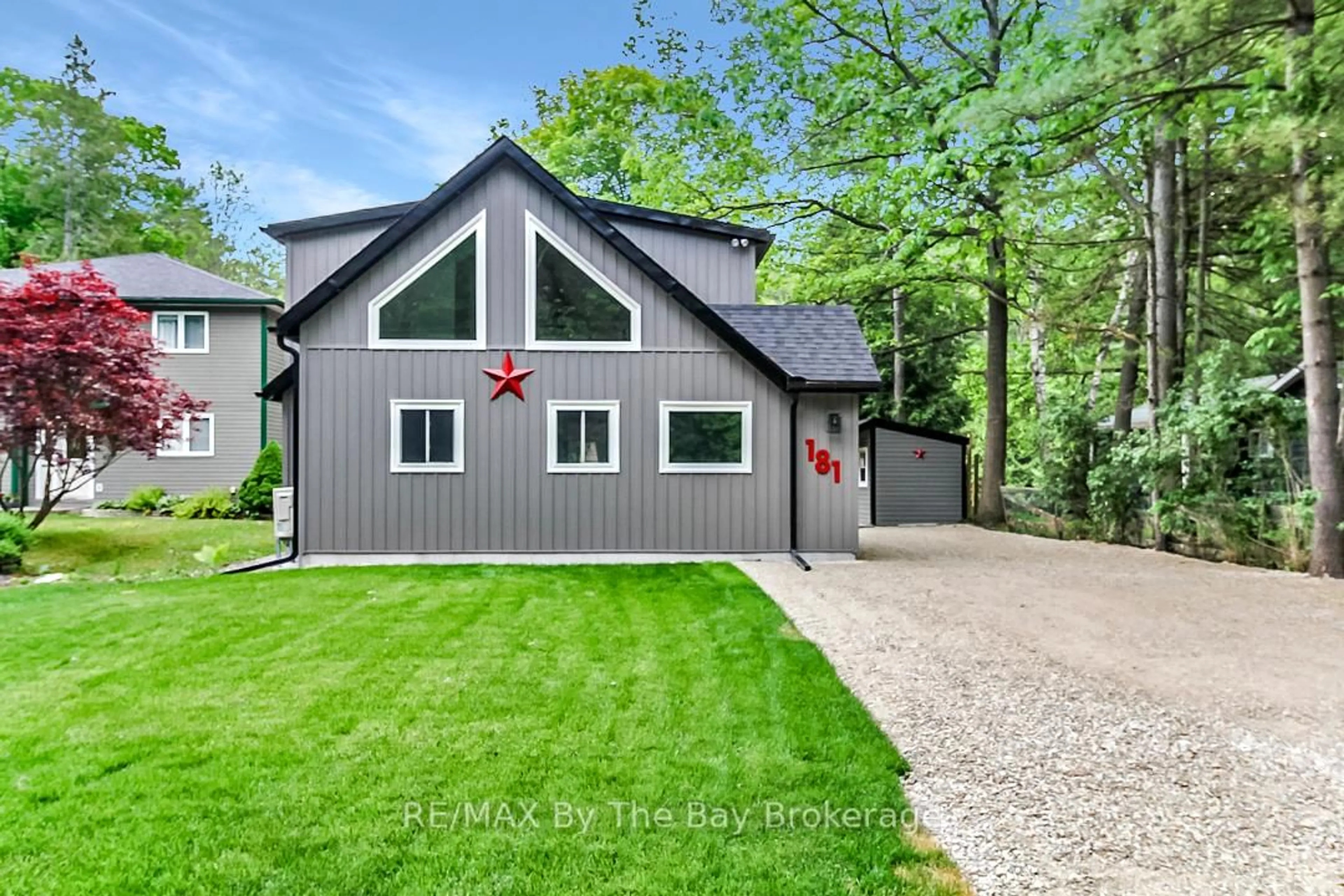 Home with vinyl exterior material, street for 181 KNOX Rd, Wasaga Beach Ontario L9Z 2T6