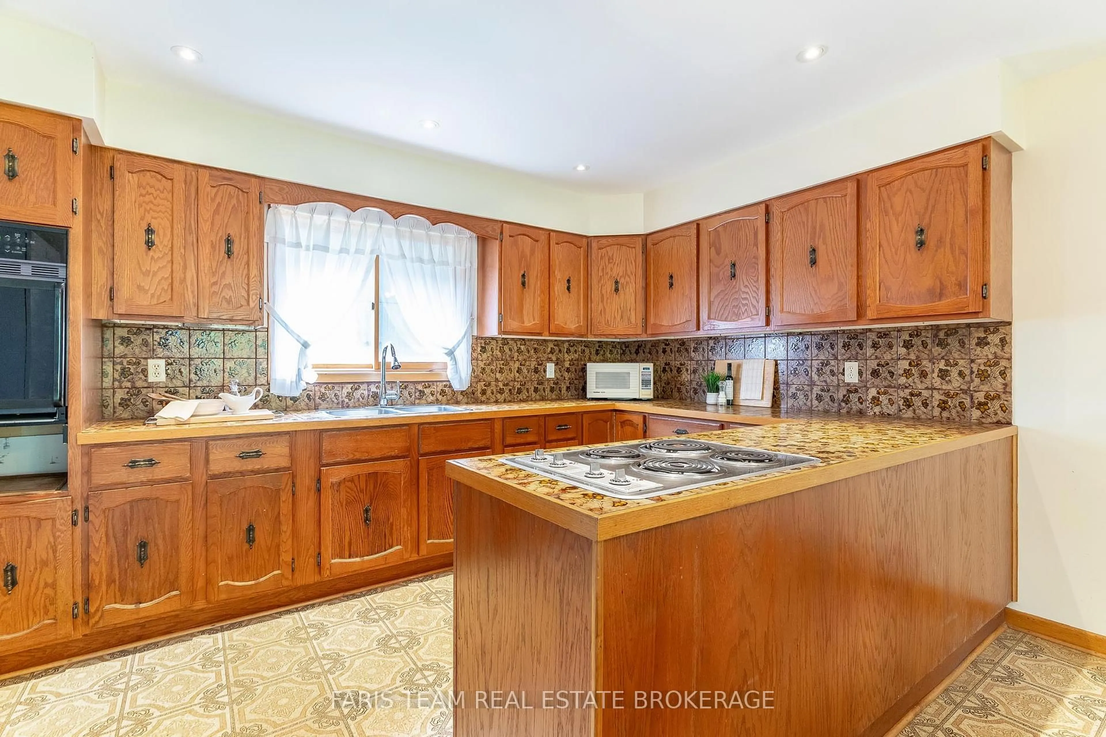 Standard kitchen, ceramic/tile floor for 29 Lorrie Cres, Tiny Ontario L0L 2T0