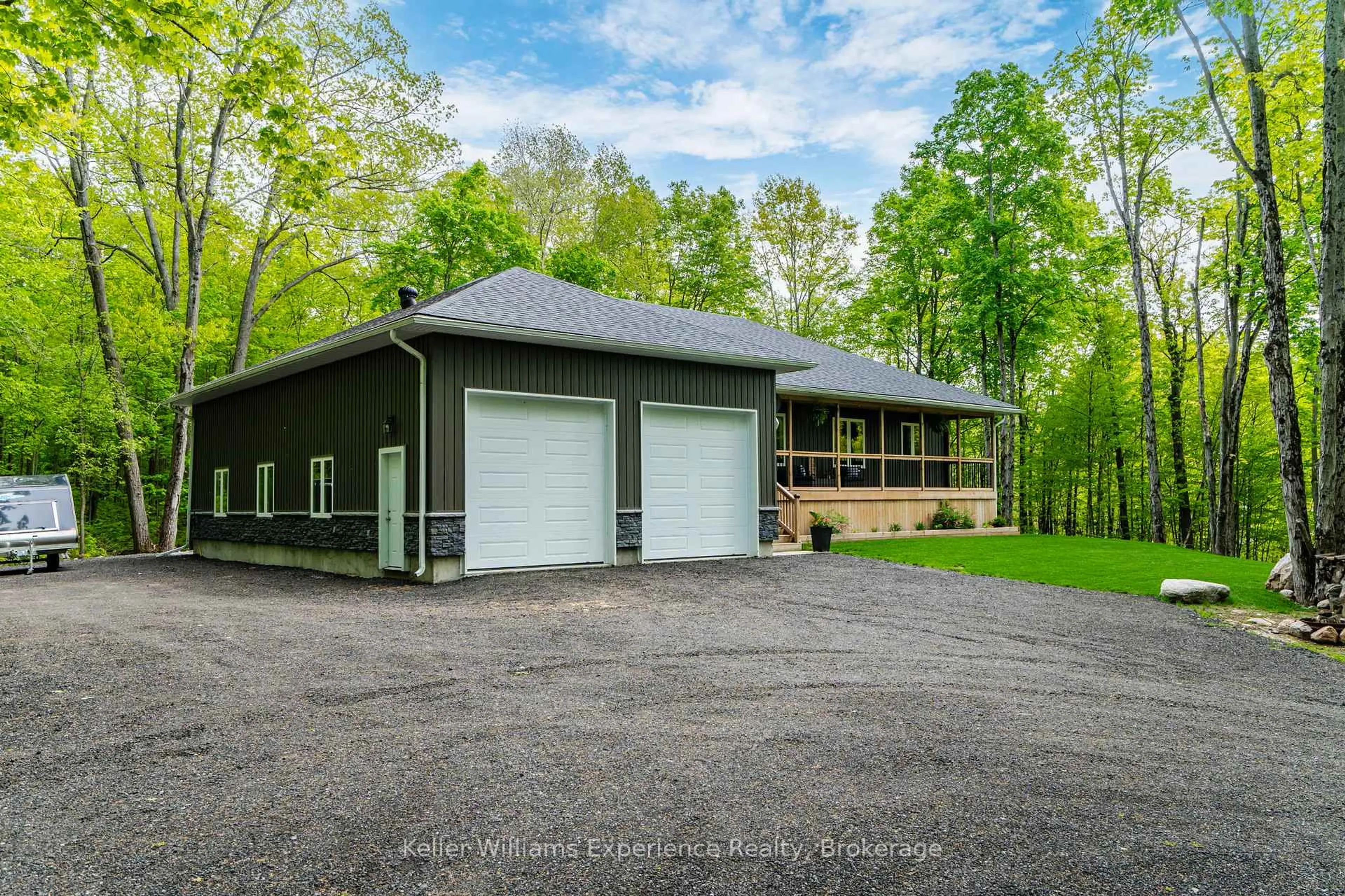 Indoor garage for 27 Meadows Ave, Tay Ontario L0K 1E0