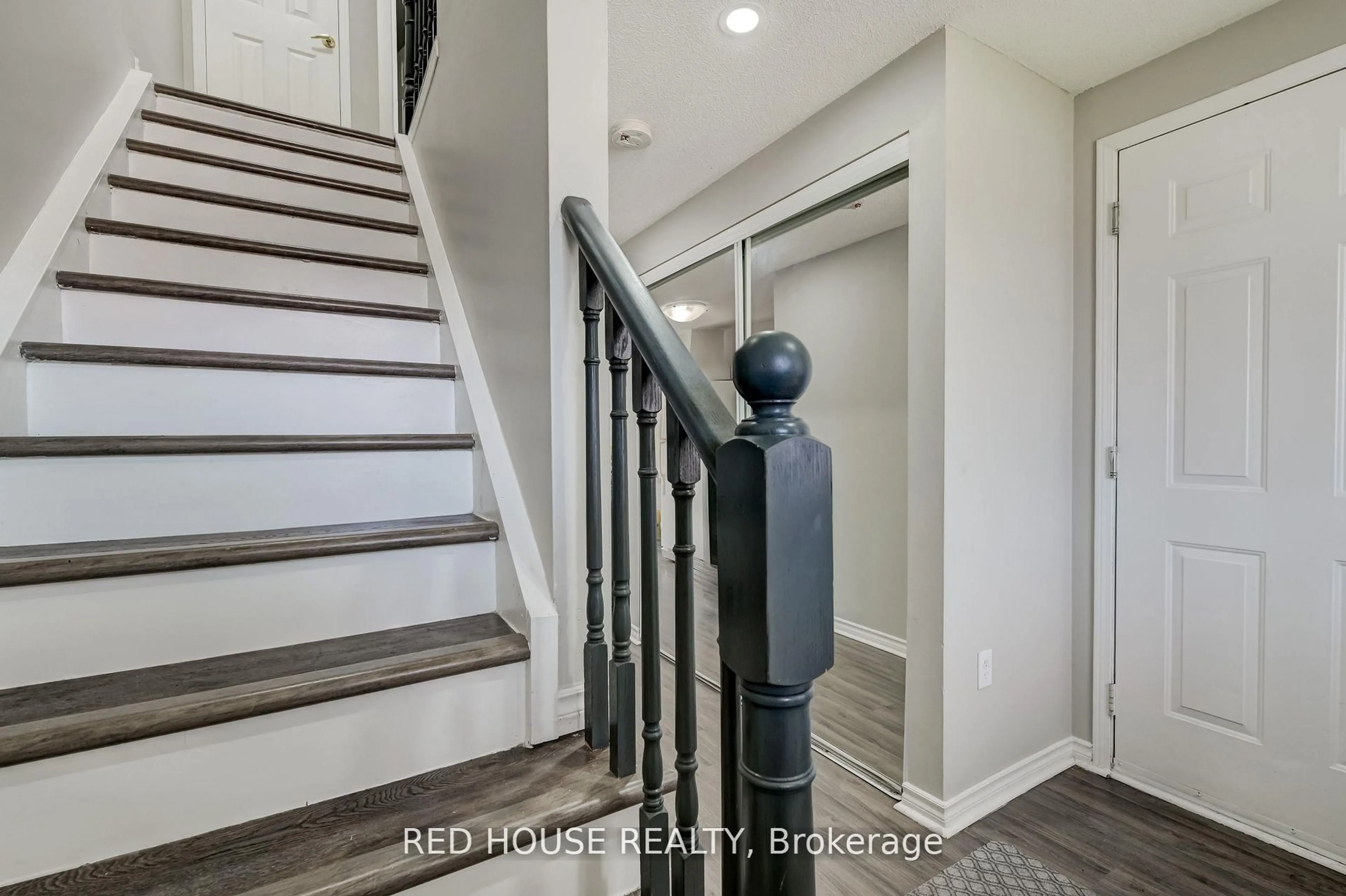 Indoor entryway for 283 Dunsmore Lane, Barrie Ontario L4M 7A7