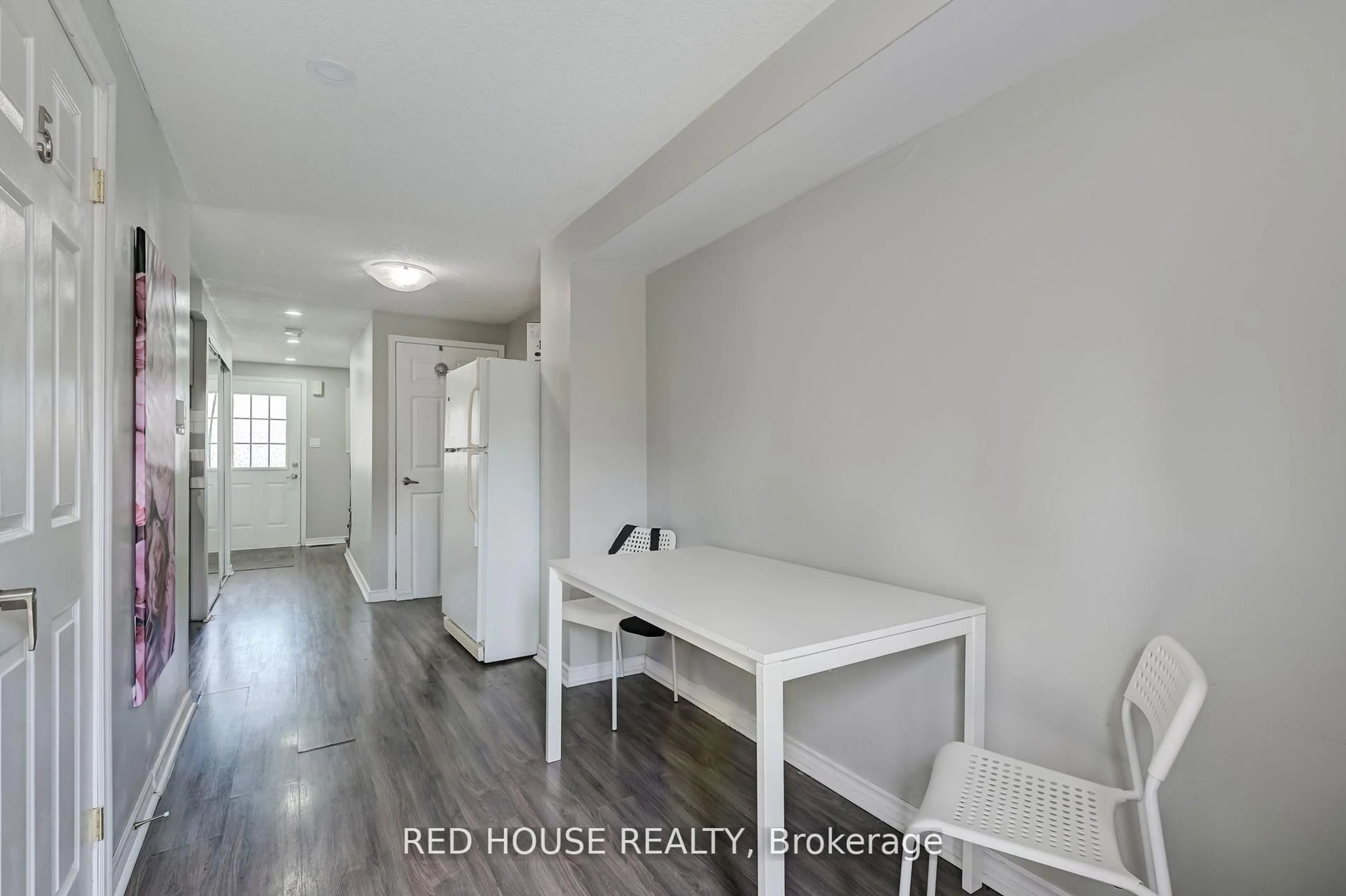Indoor entryway for 283 Dunsmore Lane, Barrie Ontario L4M 7A7