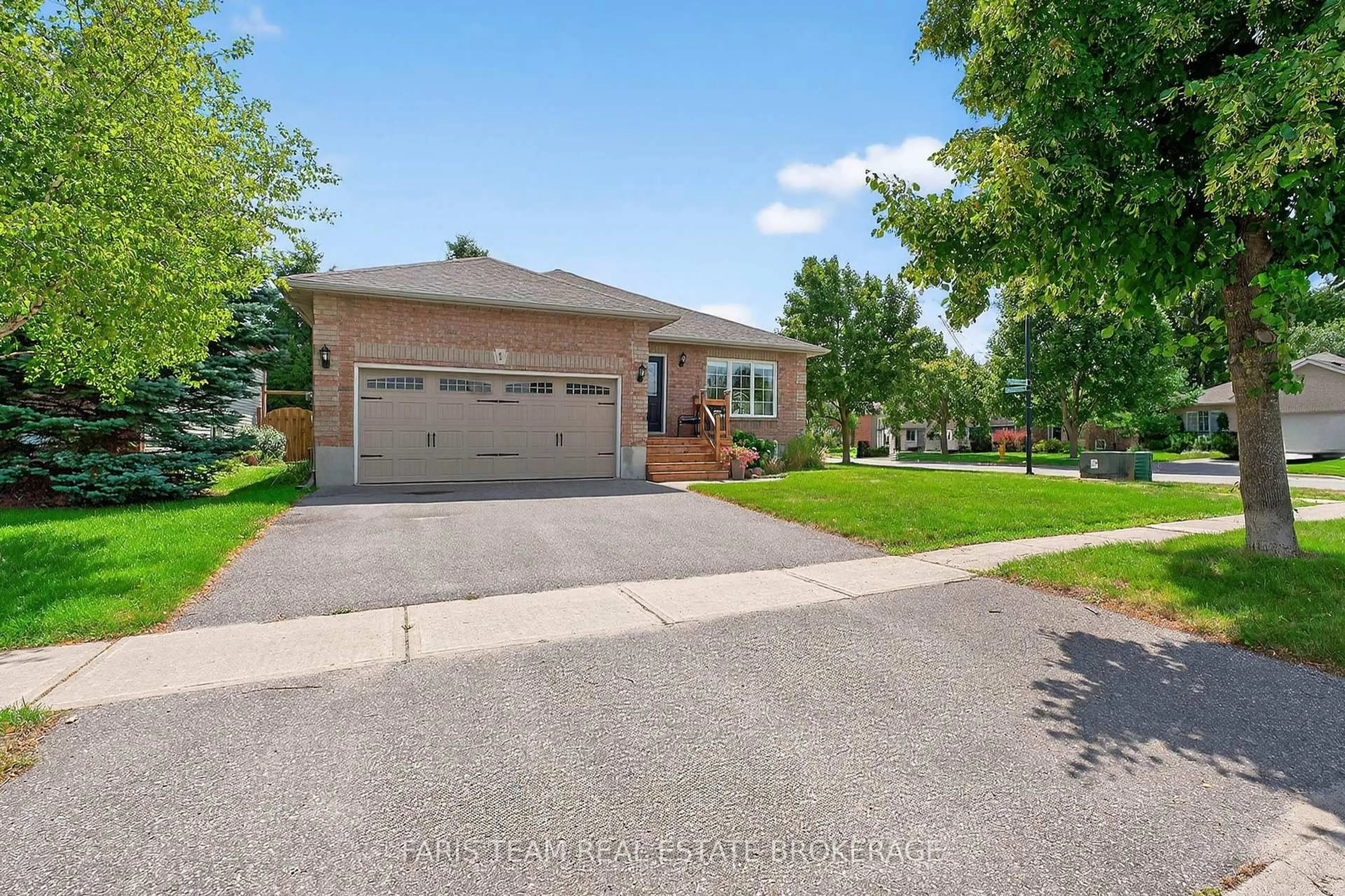 A pic from outside/outdoor area/front of a property/back of a property/a pic from drone, street for 1 Touchette Dr, Barrie Ontario L4N 7L8