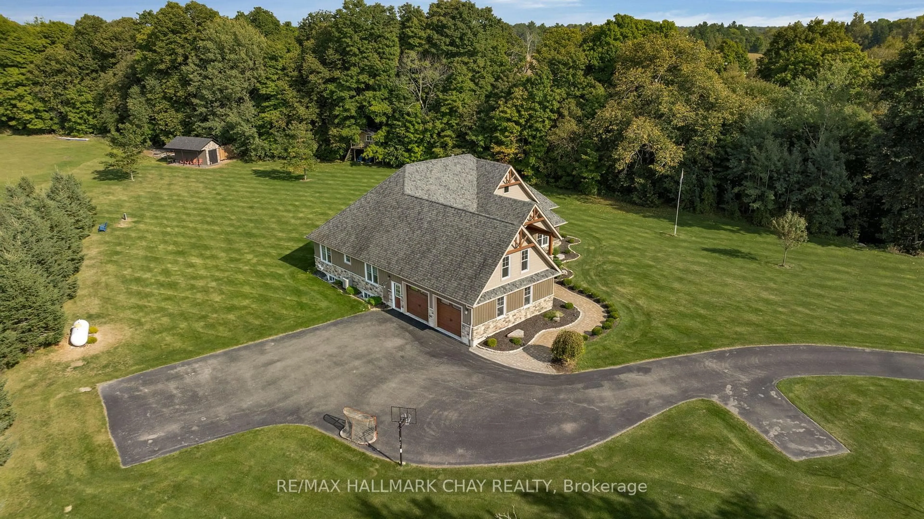 A pic from outside/outdoor area/front of a property/back of a property/a pic from drone, building for 2957 3/4 Sunnidale Sdrd, Clearview Ontario L0M 1N0