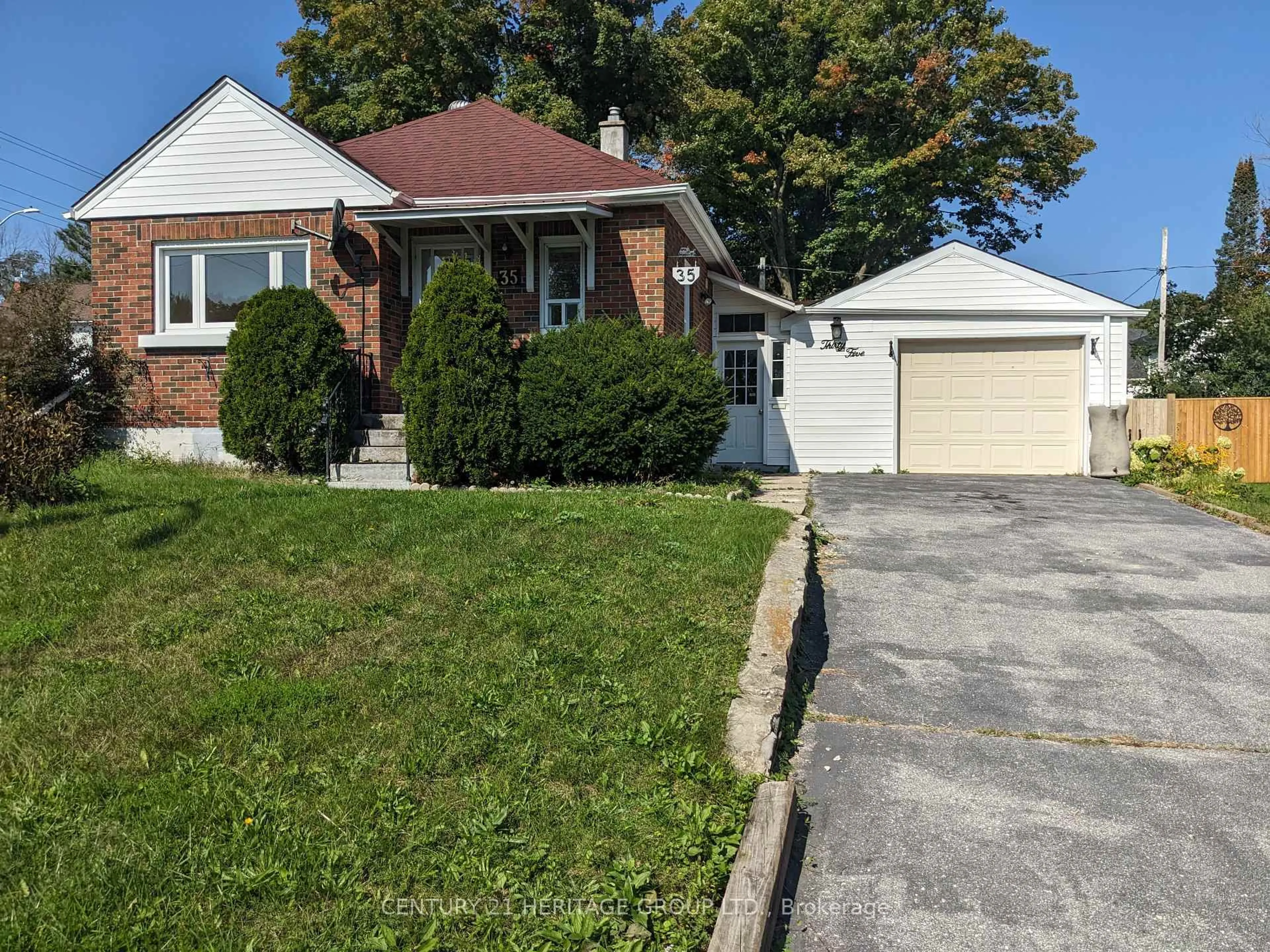 A pic from outside/outdoor area/front of a property/back of a property/a pic from drone, street for 35 Argyle Ave, Orillia Ontario L3V 2V5