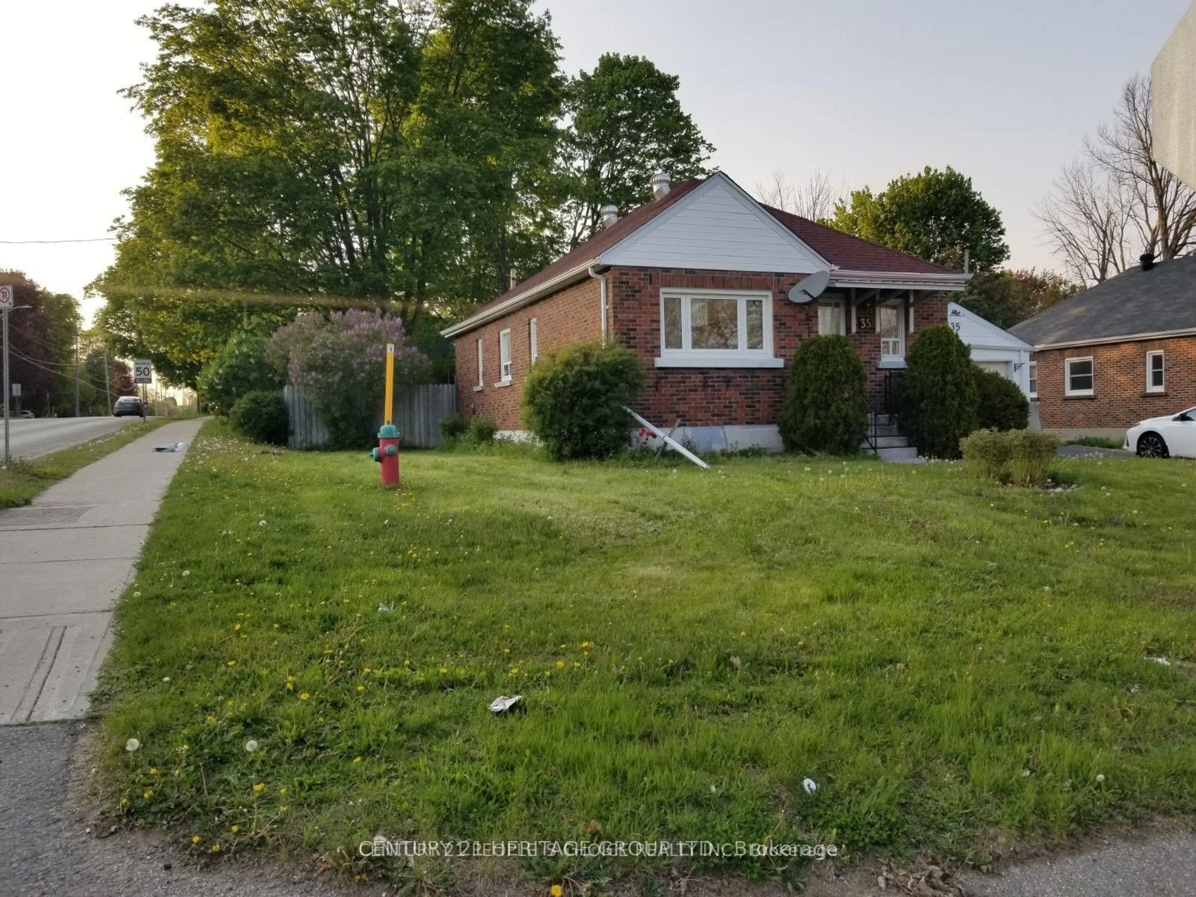 A pic from outside/outdoor area/front of a property/back of a property/a pic from drone, street for 35 Argyle Ave, Orillia Ontario L3V 2V5
