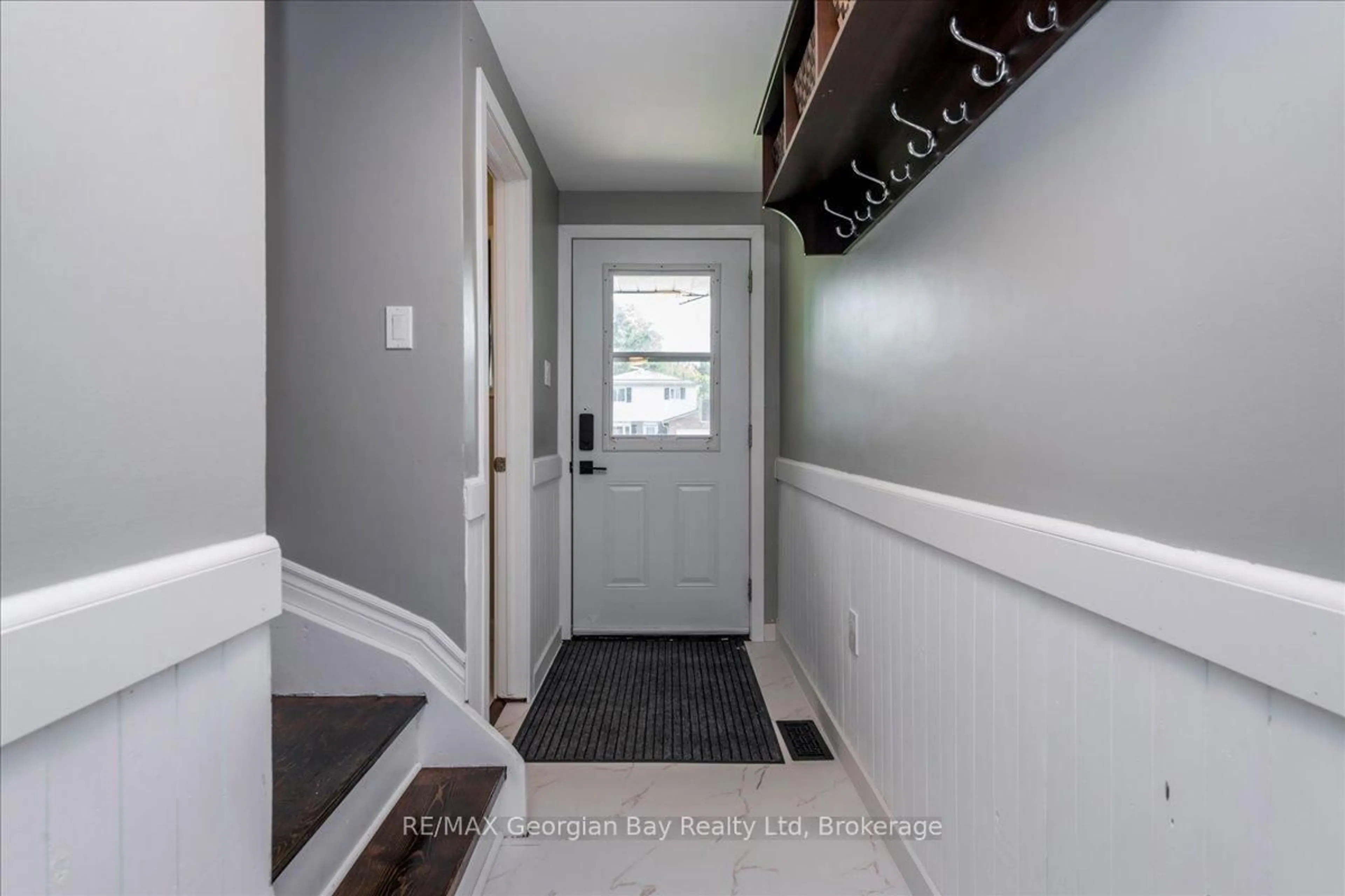 Indoor entryway for 340 Rose Cres, Midland Ontario L4R 5C2