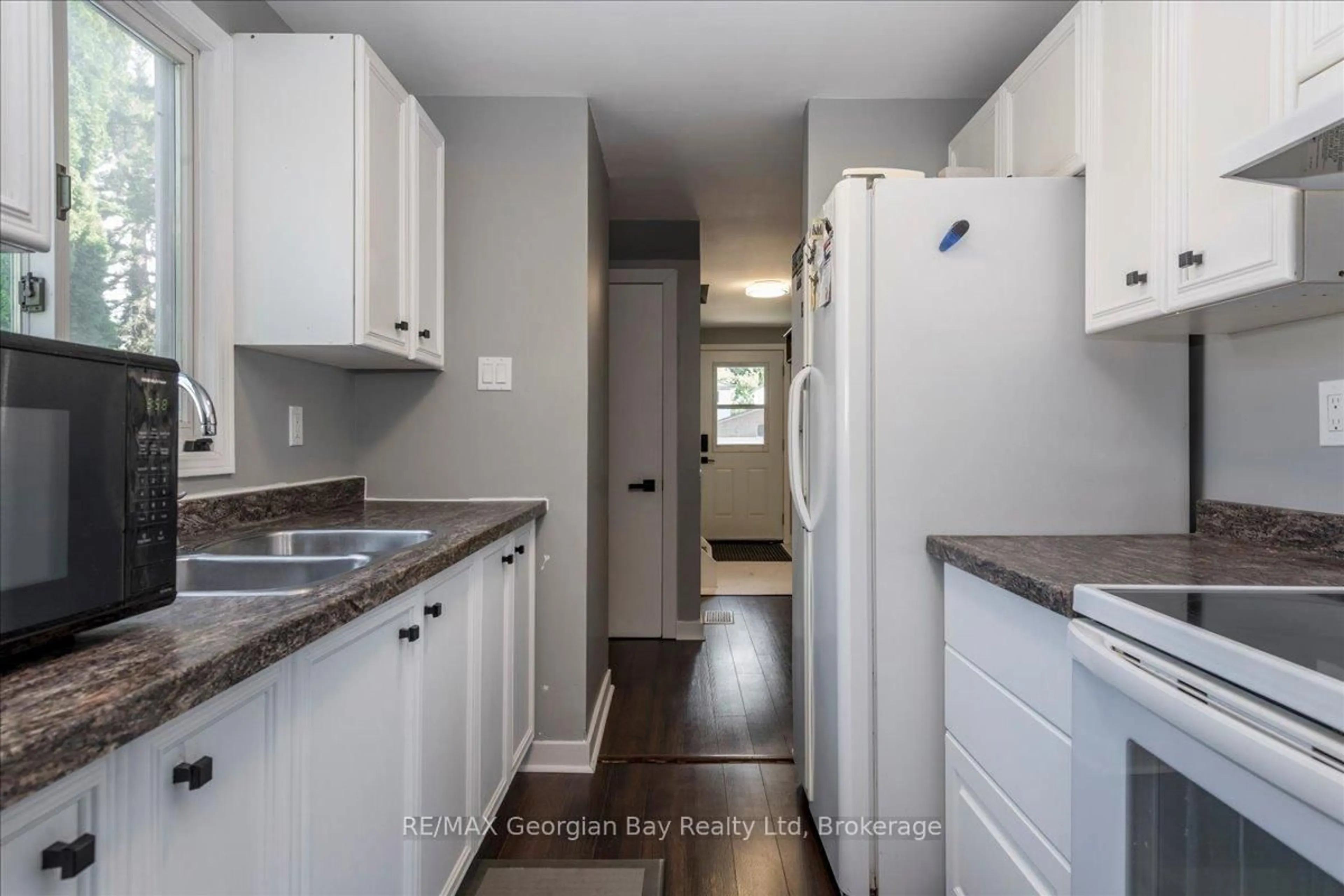 Standard kitchen, unknown for 340 Rose Cres, Midland Ontario L4R 5C2