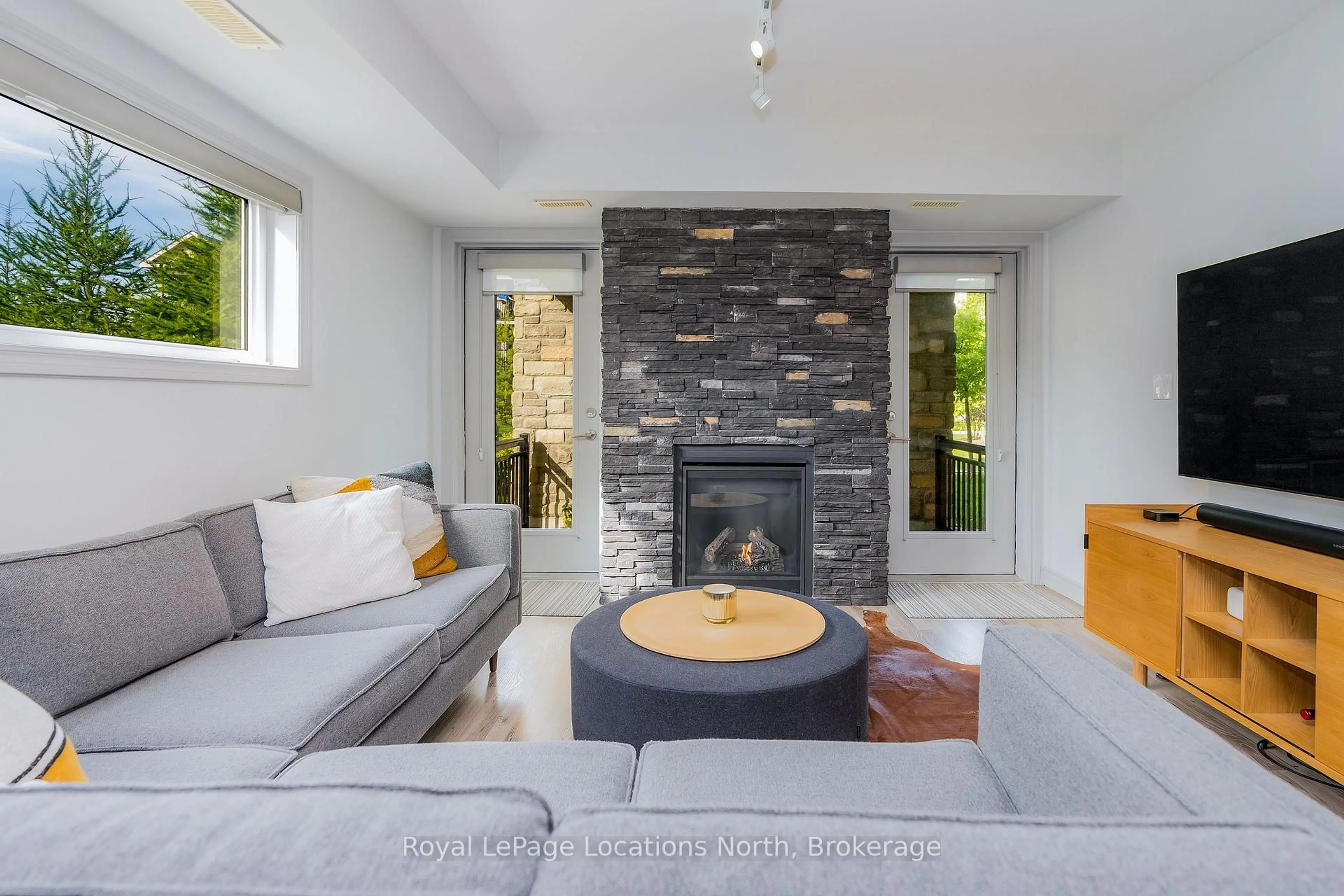 Living room with furniture, unknown for 4 Cove Crt #28, Collingwood Ontario L9Y 0Y6