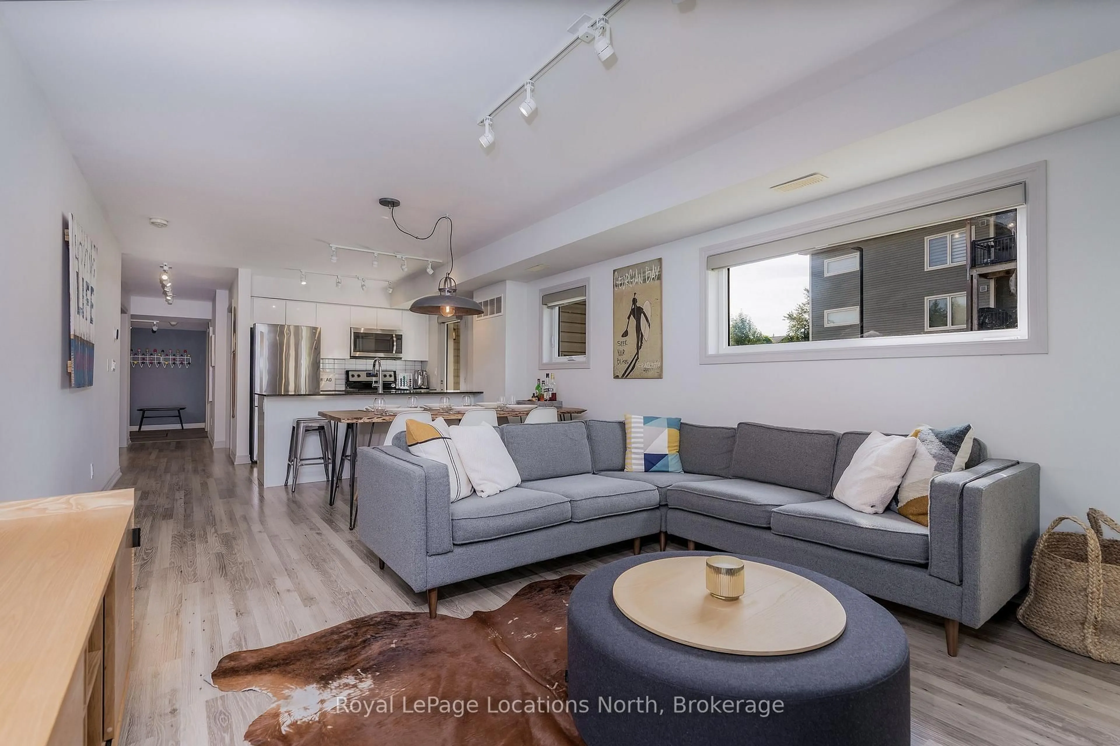 Living room with furniture, unknown for 4 Cove Crt #28, Collingwood Ontario L9Y 0Y6